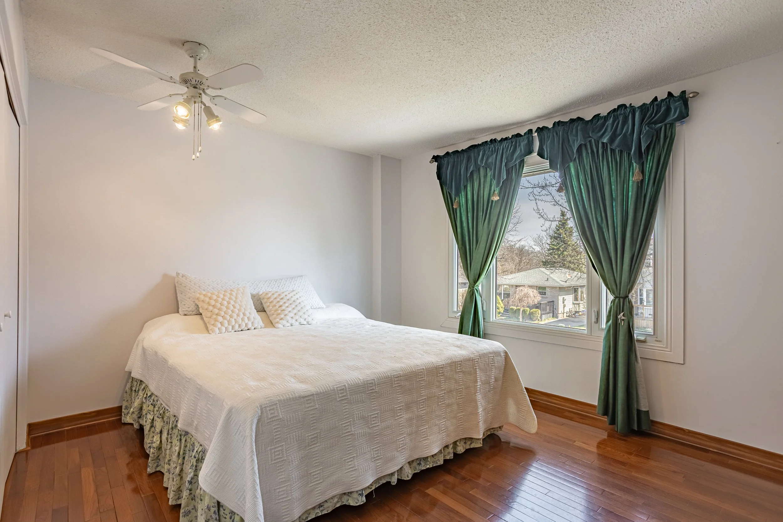 107 Ardsley Cres-22.jpg