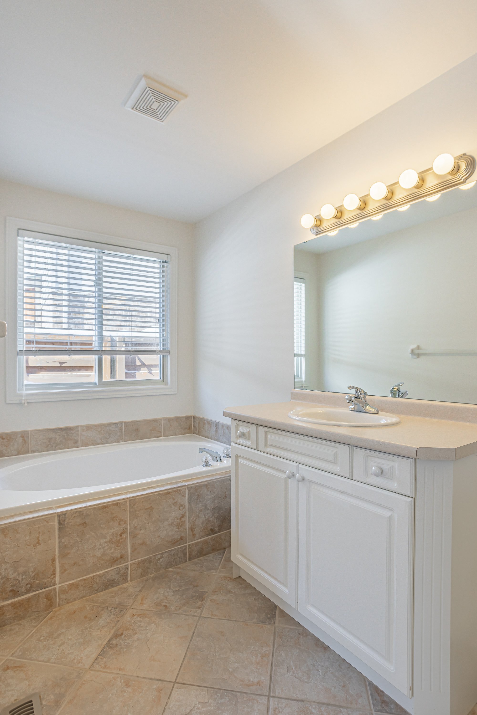 928 Crestview Cres-25.jpg