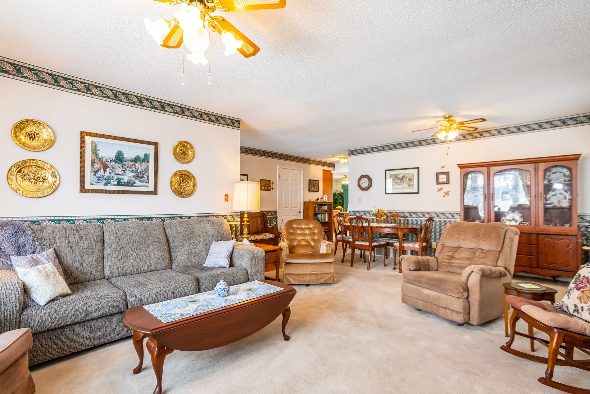 60 Hawkins Cres-13.jpg