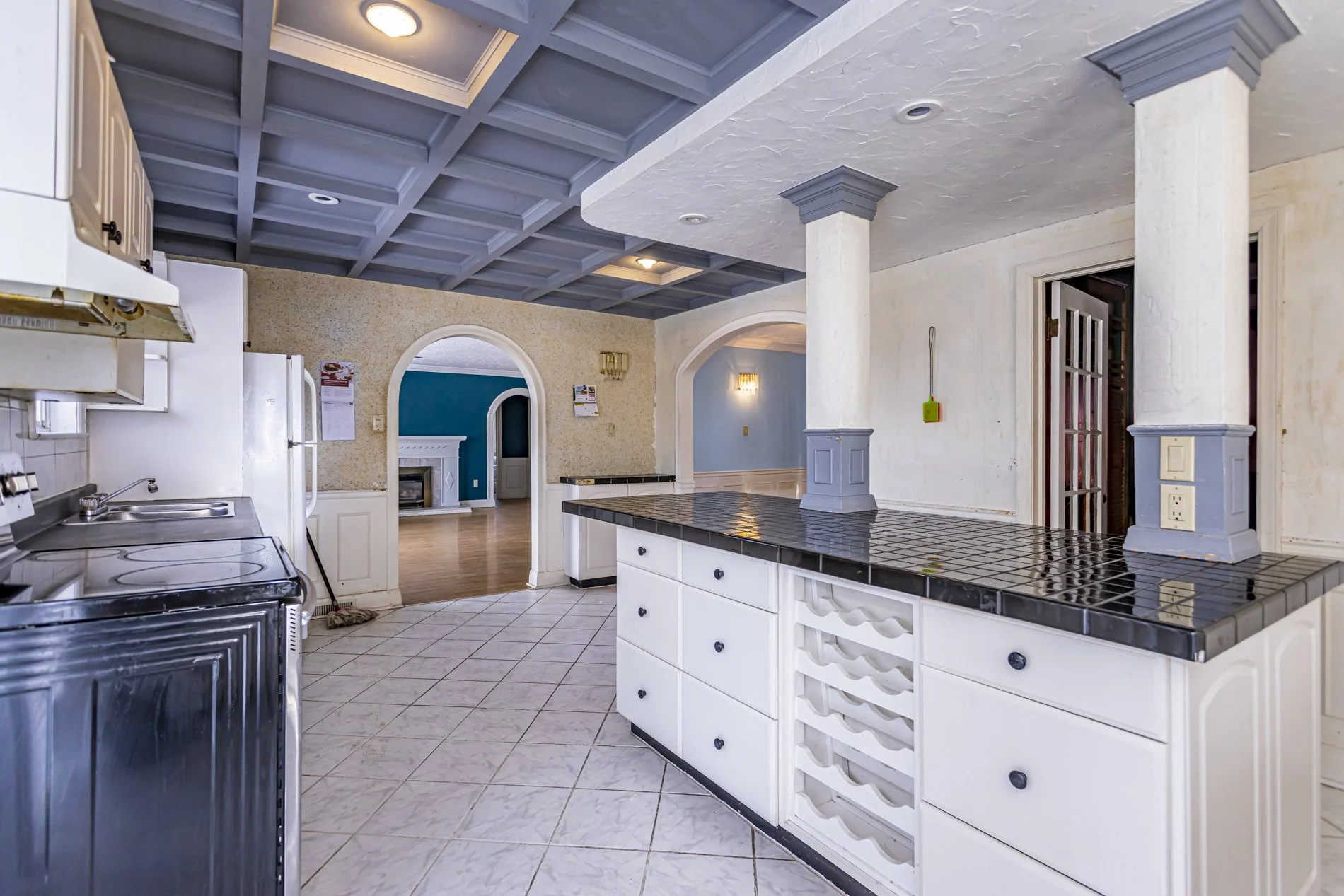 545 Commissioners Rd W_15.JPG