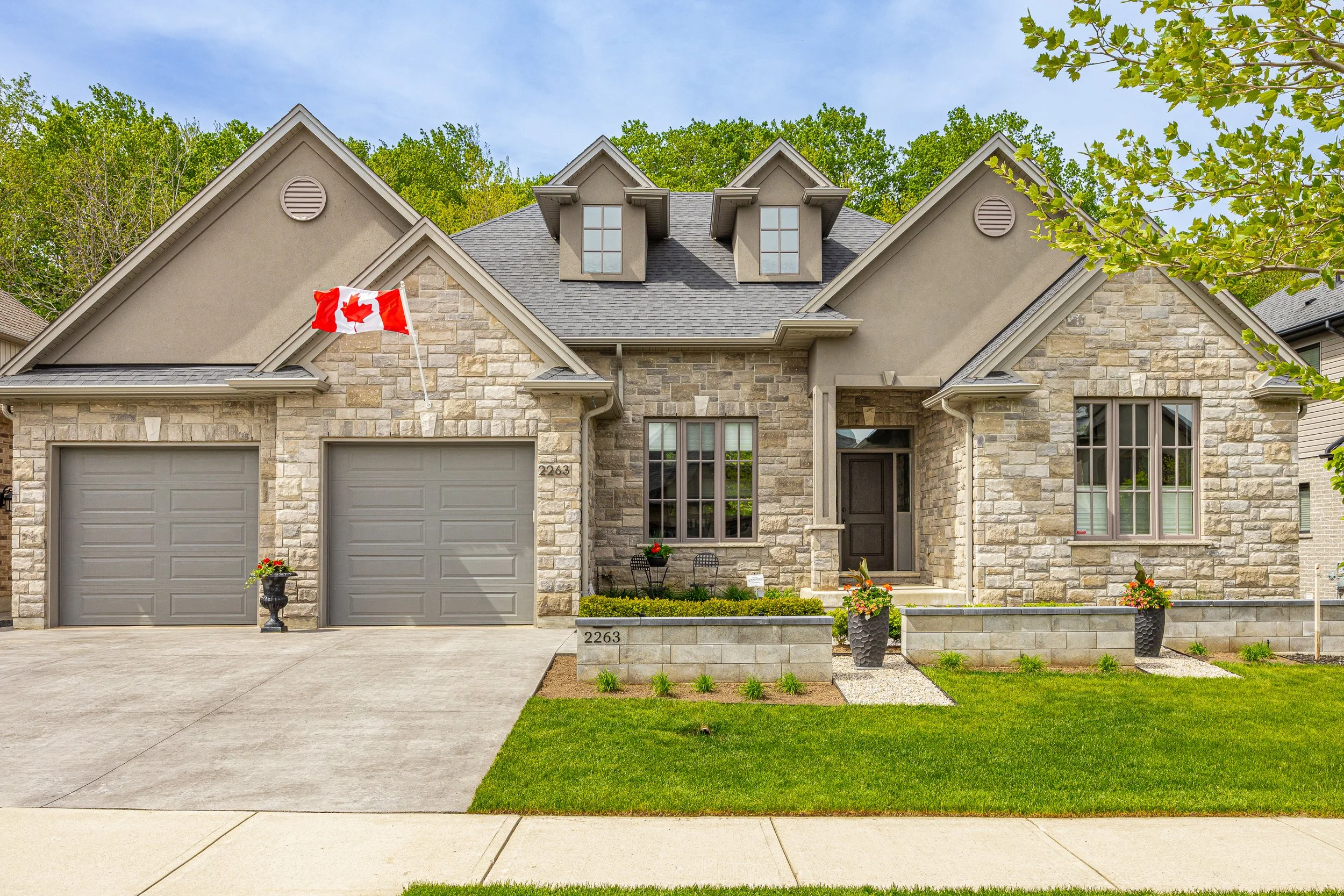 2263 Dauncey Cres -01.jpg