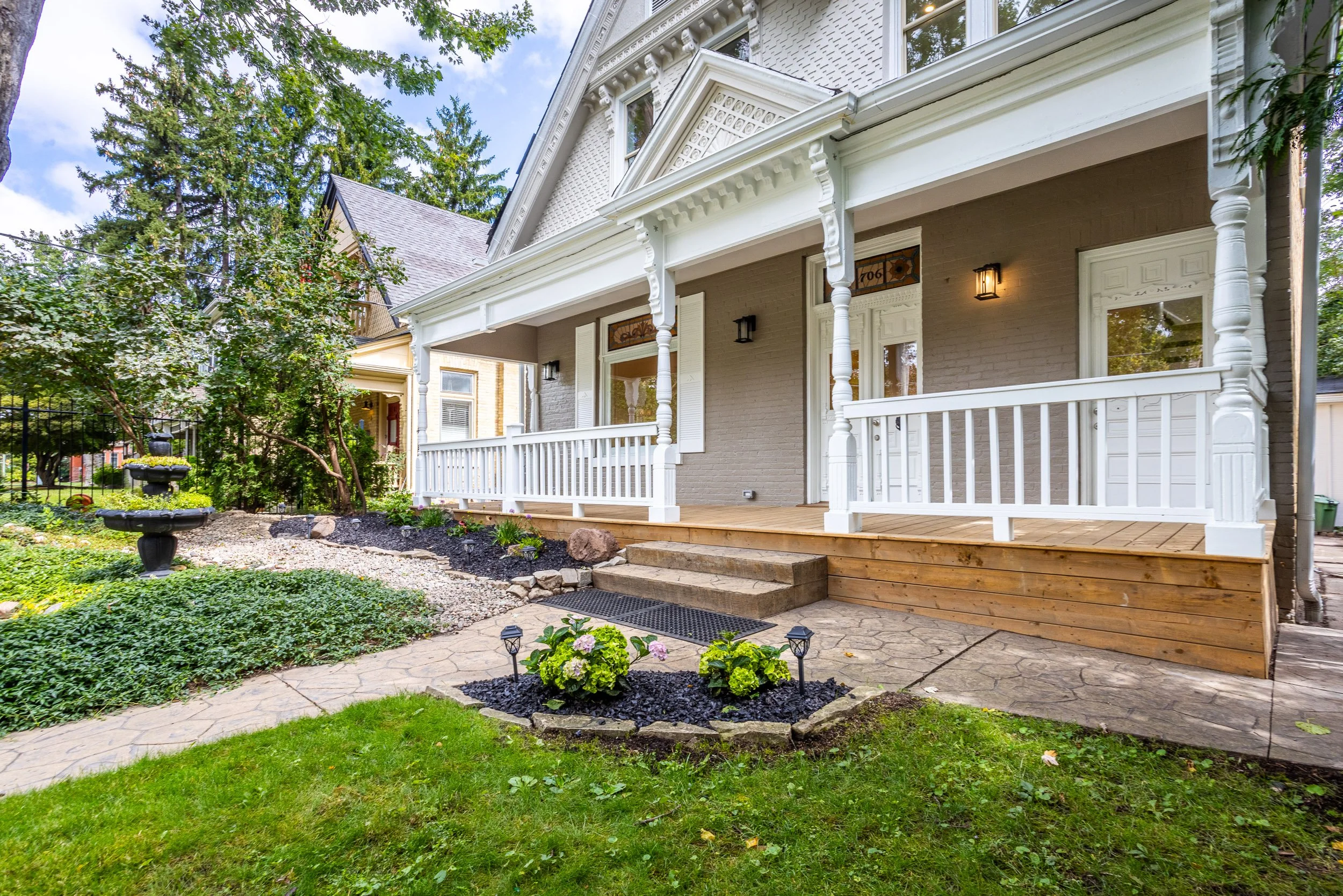 706 Waterloo St-3.jpg