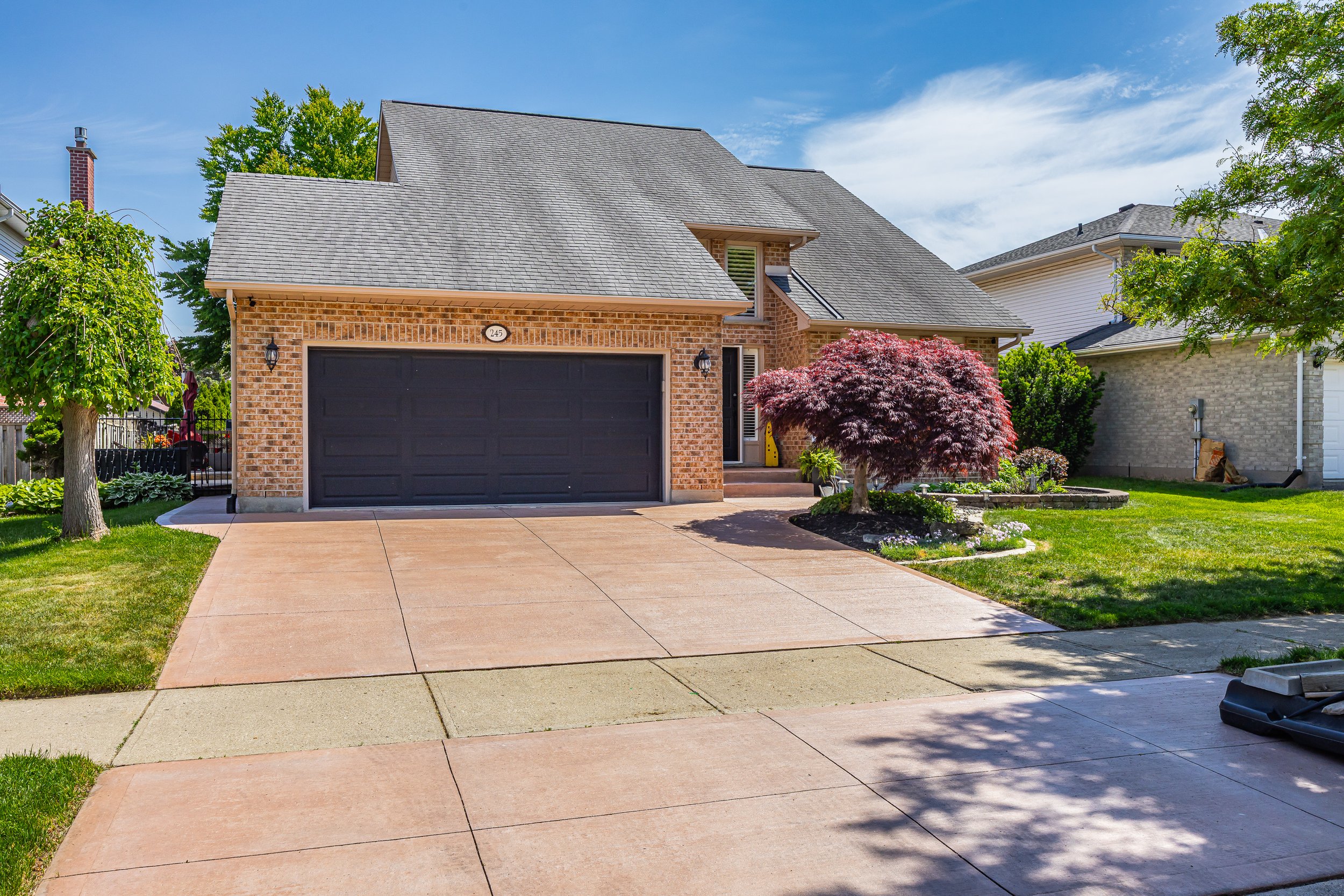245 Ensign Cres -01.jpg