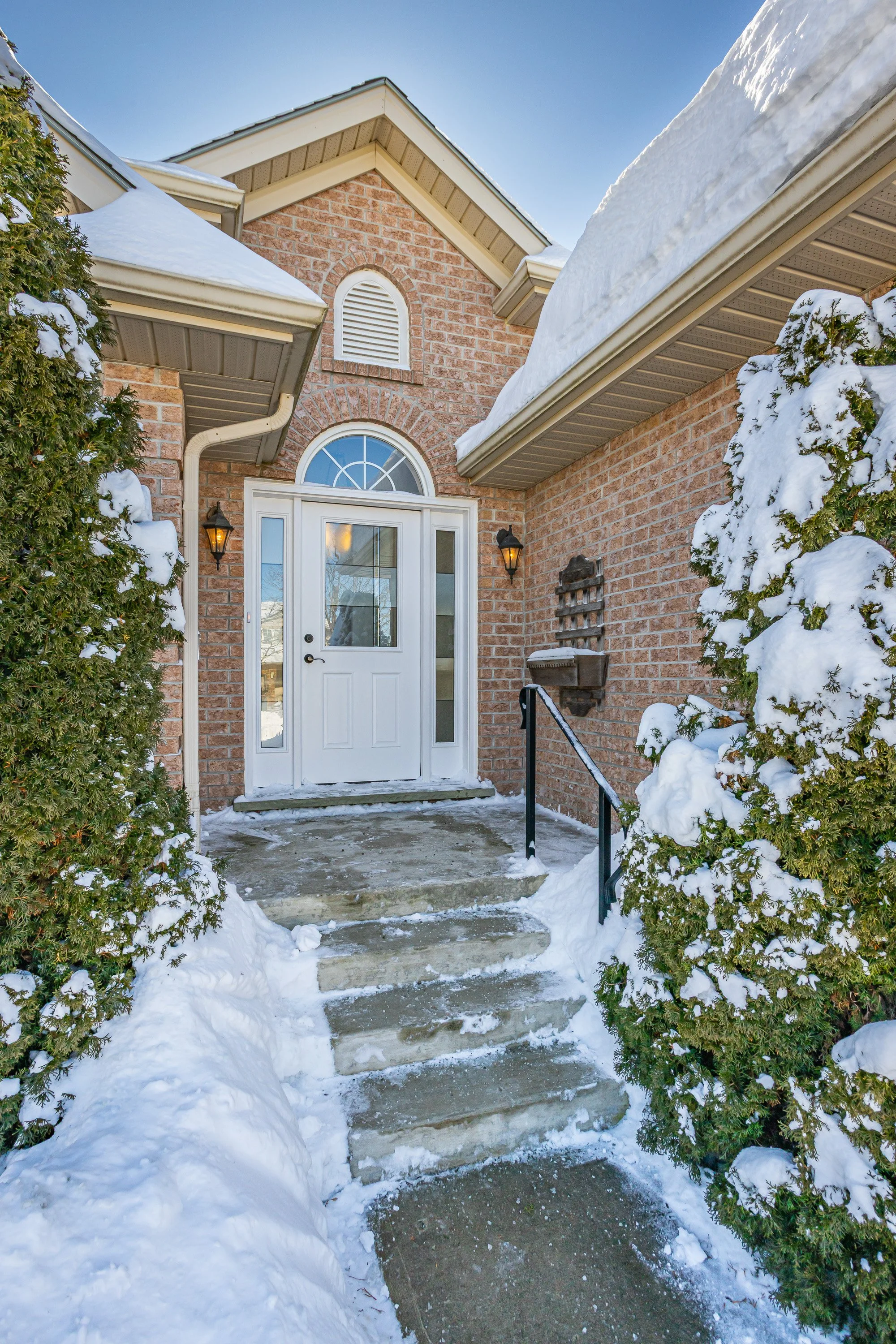 928 Crestview Cres-3.jpg