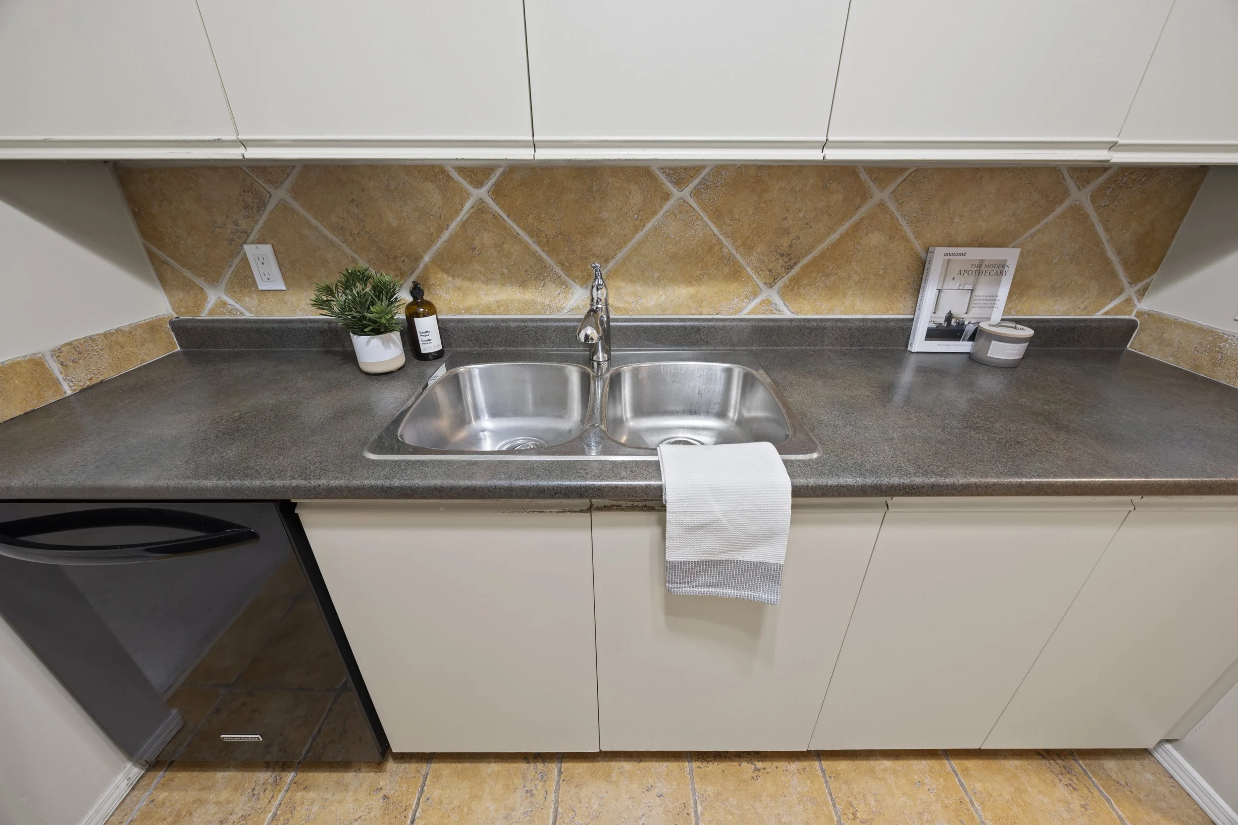 208 - 2228 Trafalgar St -08.JPG