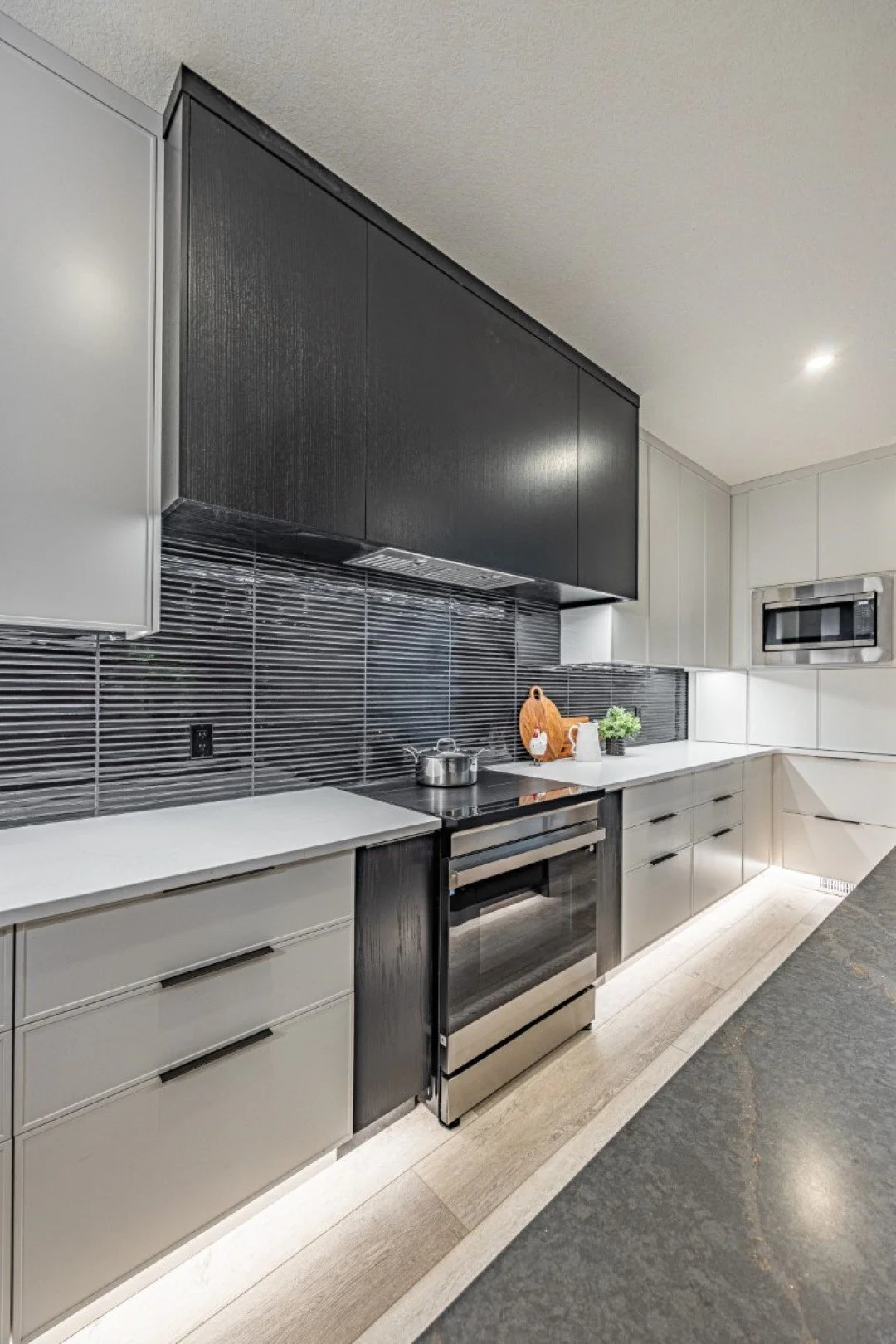 3229 Raleigh Cres-13.jpg