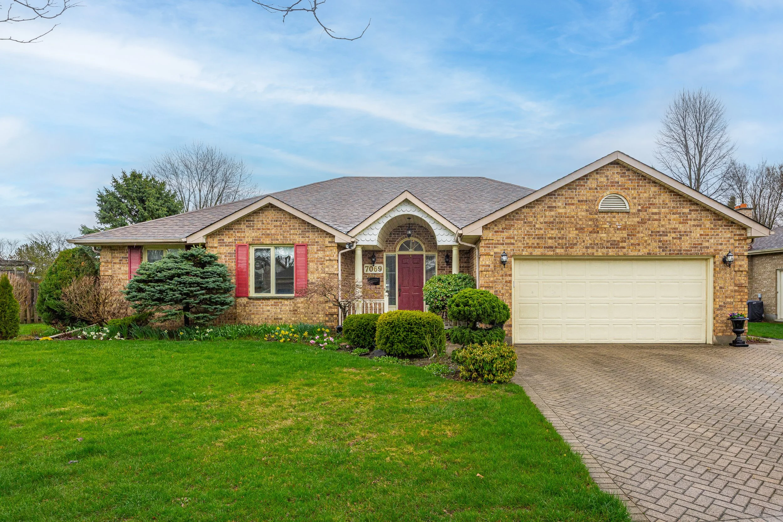 7069 Diane Cres -01.jpg