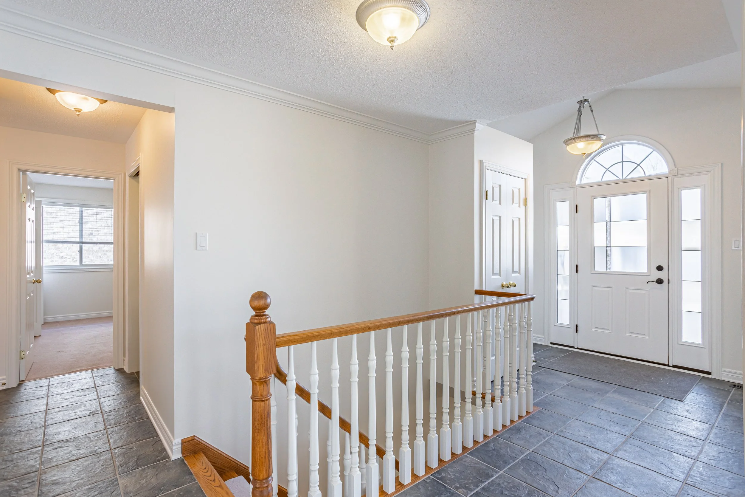 928 Crestview Cres-4.jpg