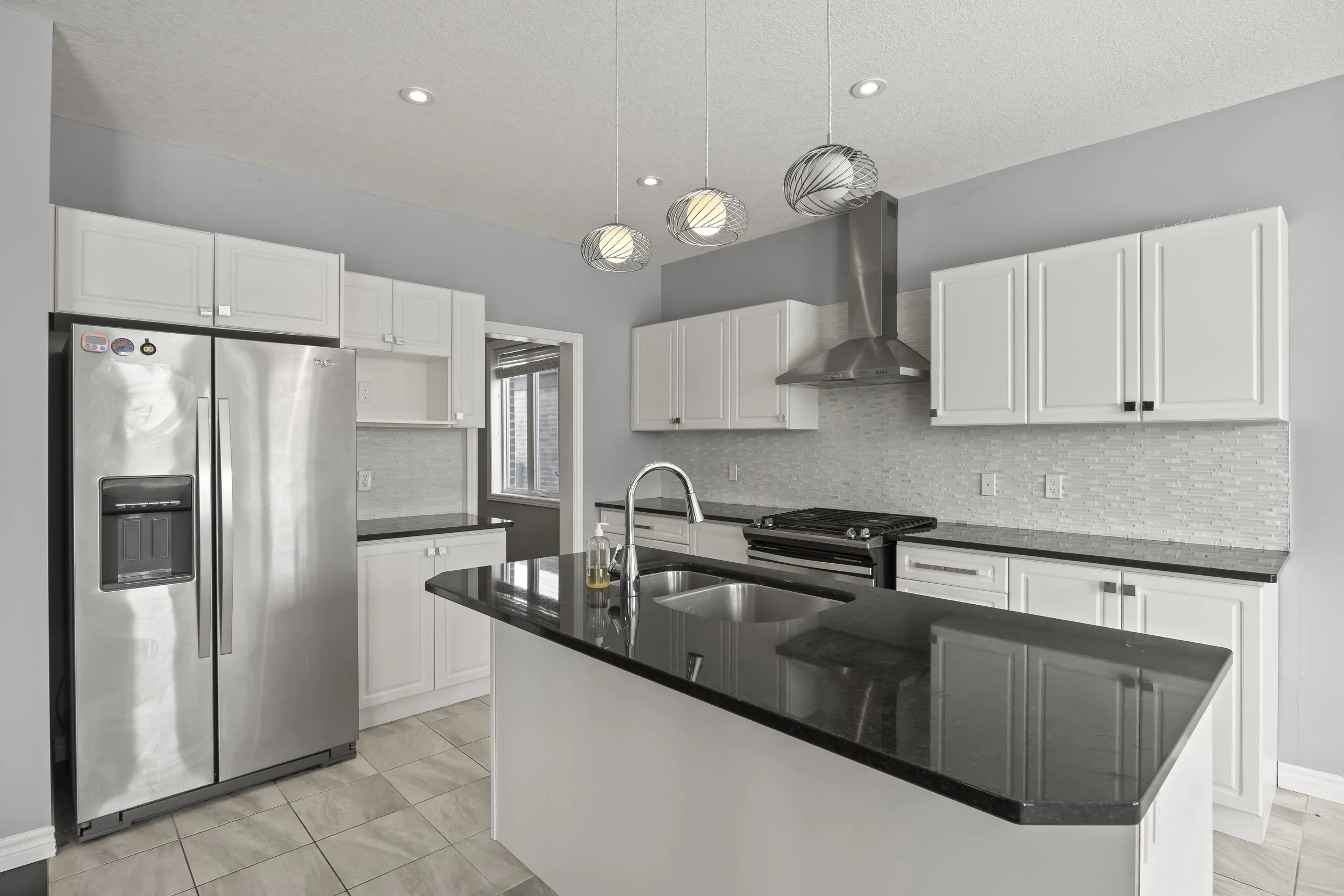 471 Sophia Cres -13.JPG