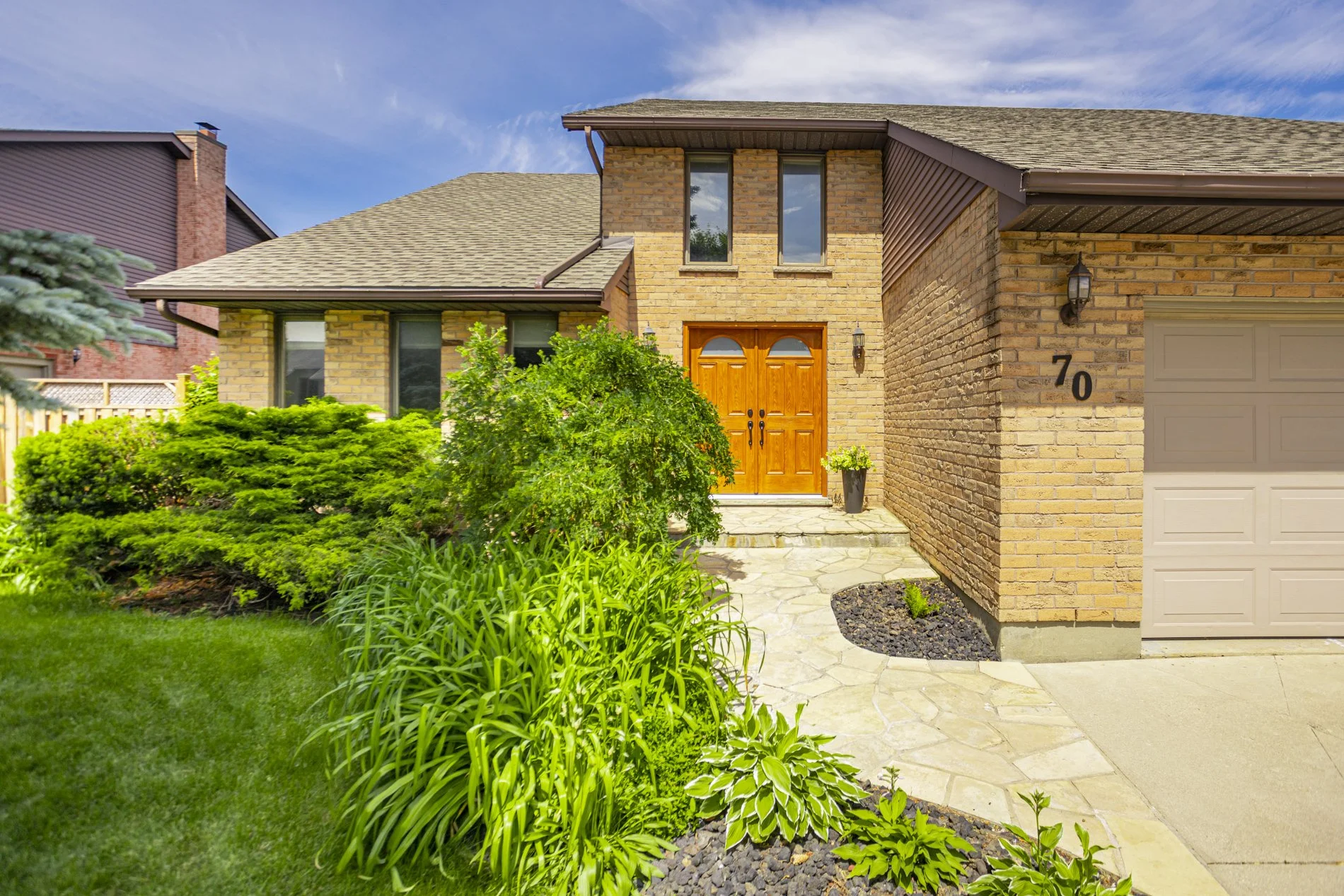 70 Thumnderbird Cres_05.JPG