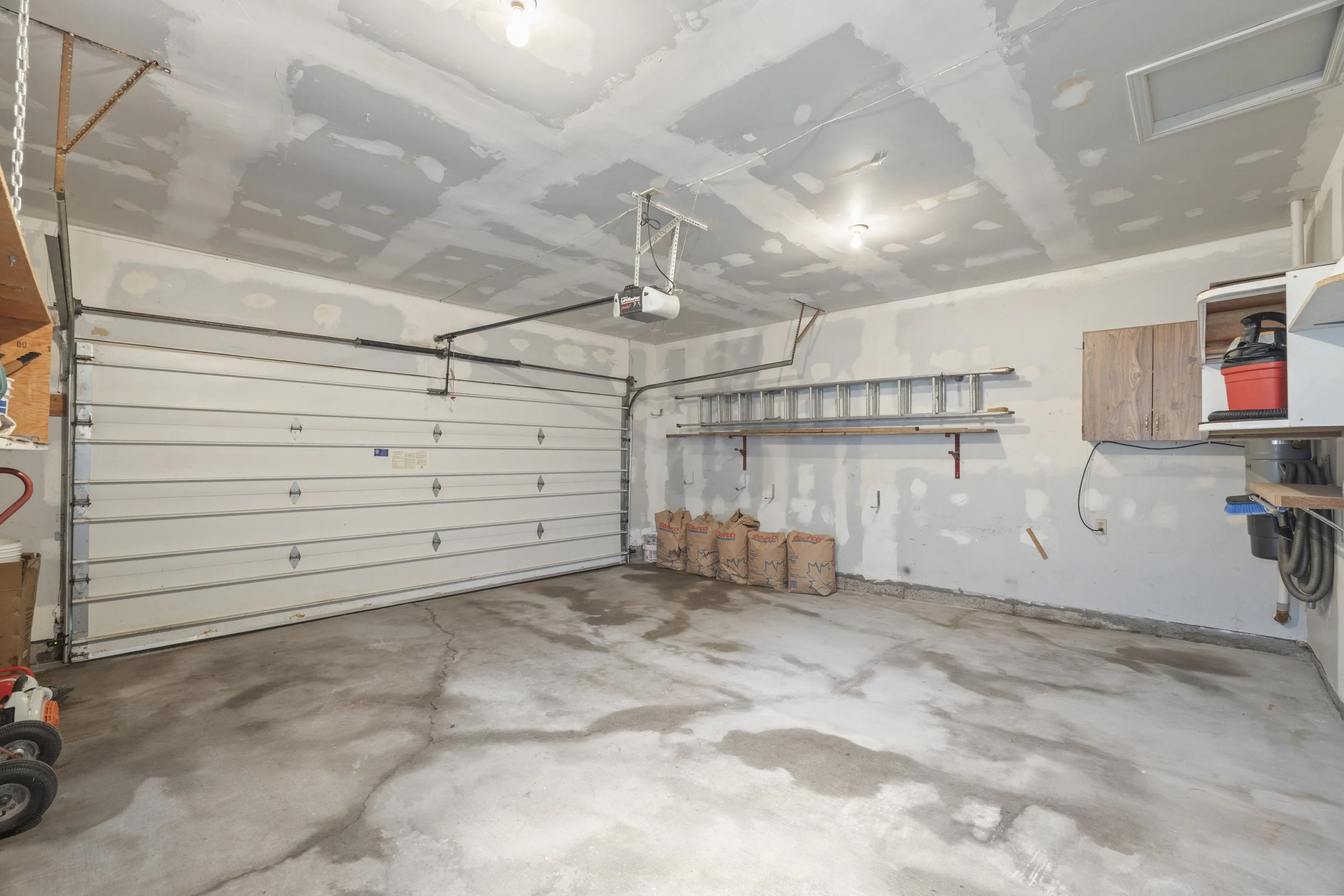 7069 Diane Cres -36.JPG