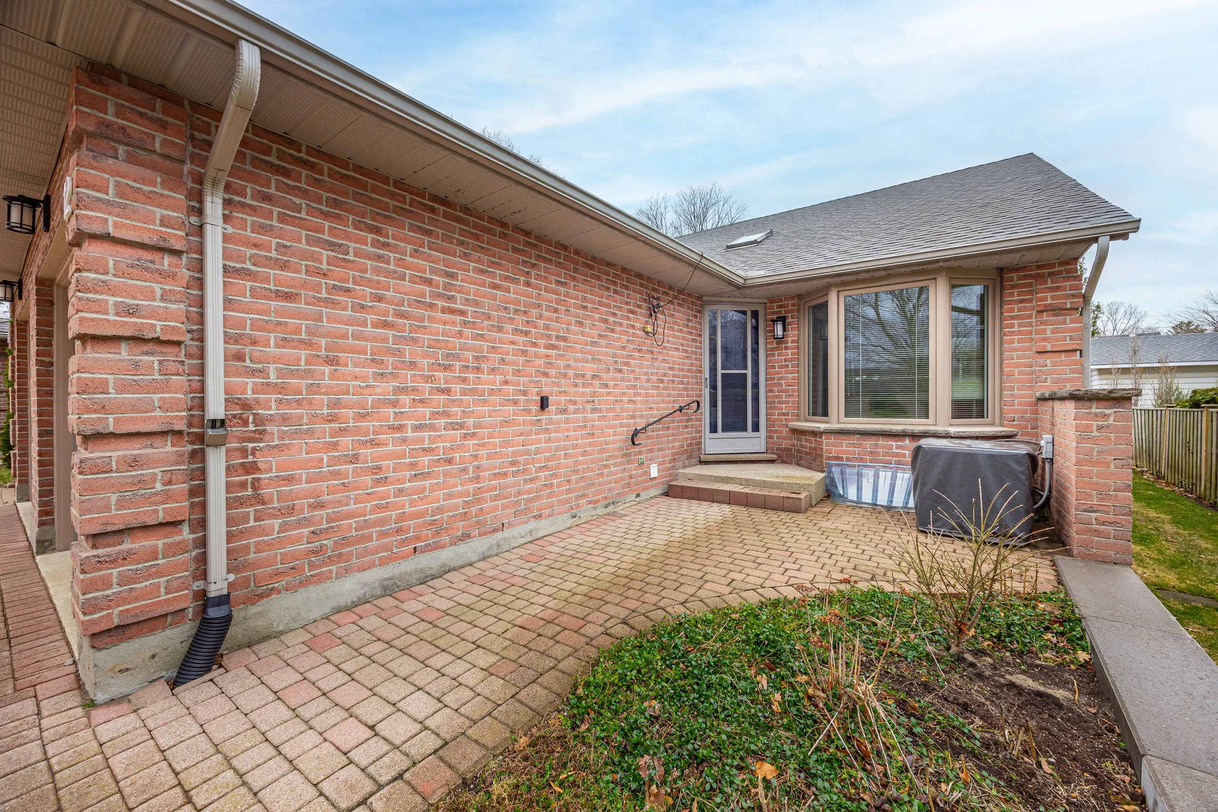 12-90 Ontario St S -04.jpg