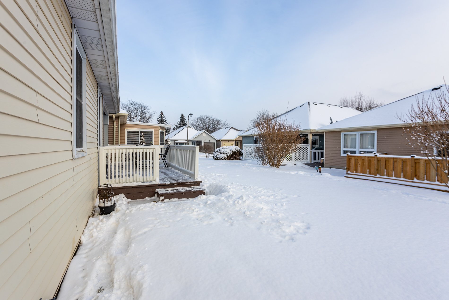 60 Hawkins Cres-40.jpg