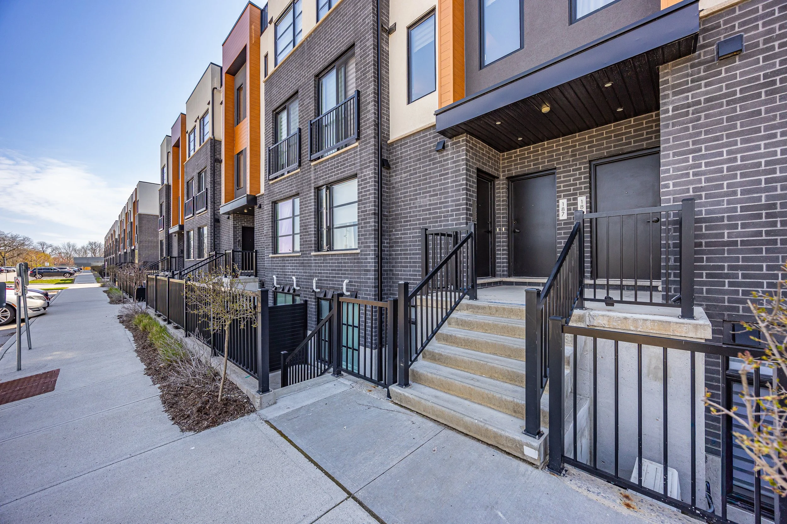 187-3900 Savoy St -02.jpg