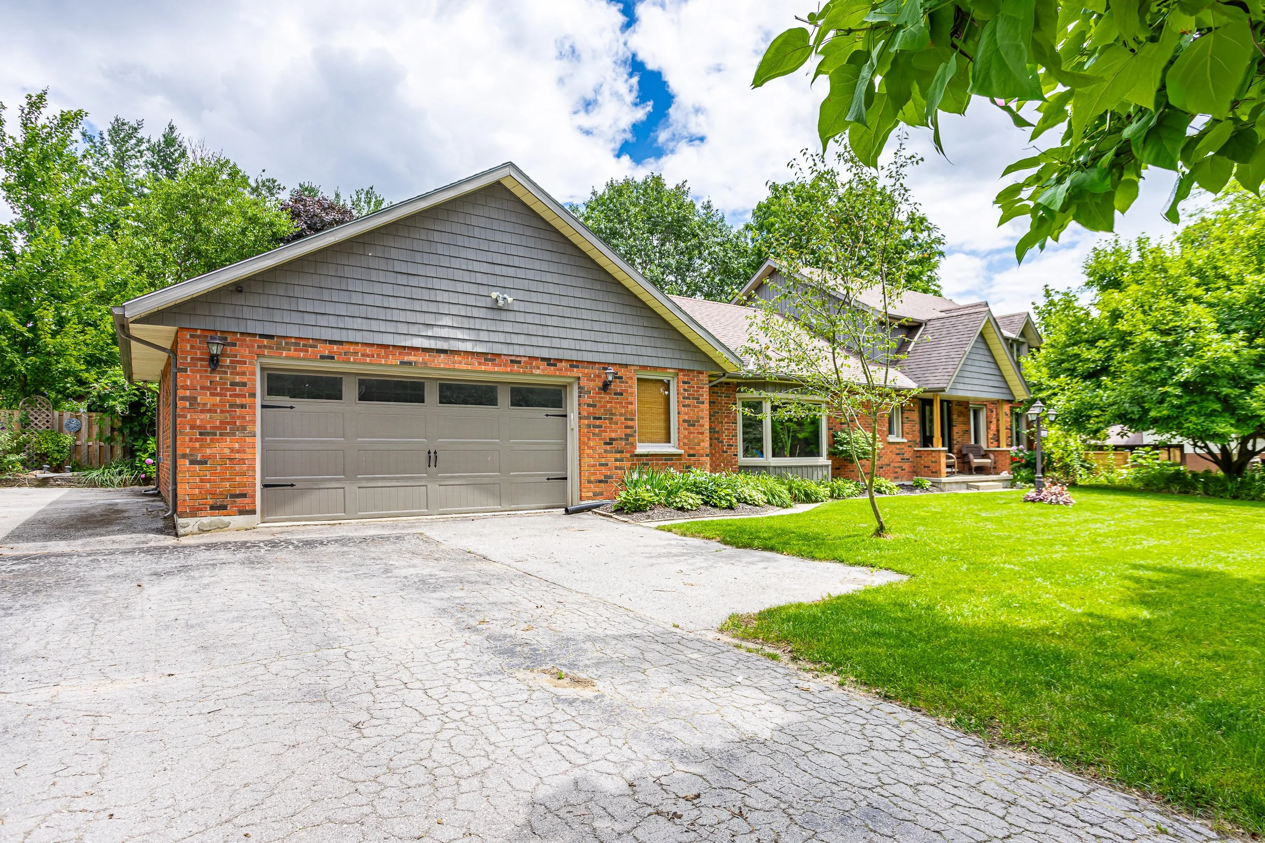 272 Chittick Cres-3.jpg