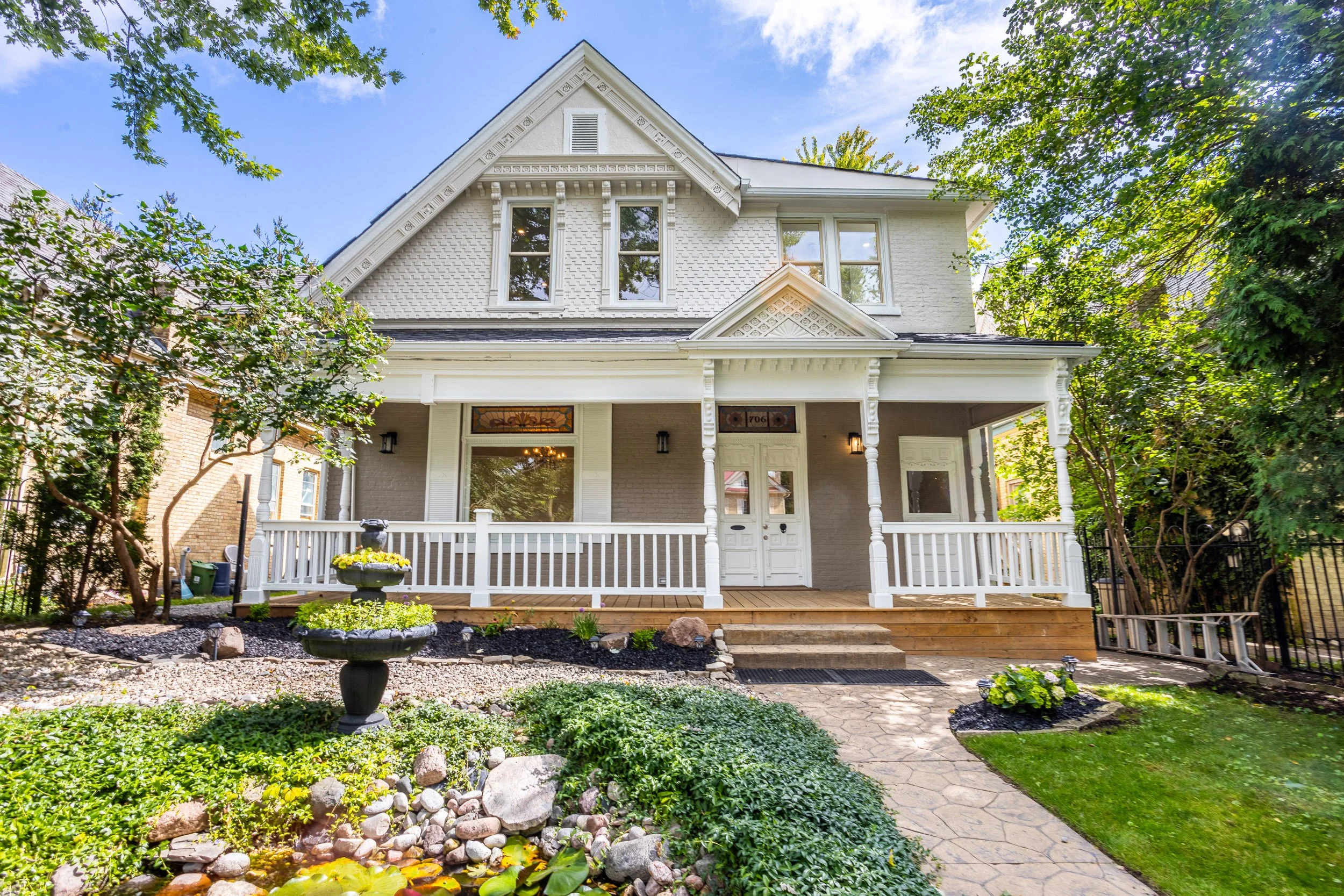 706 Waterloo St-2.jpg