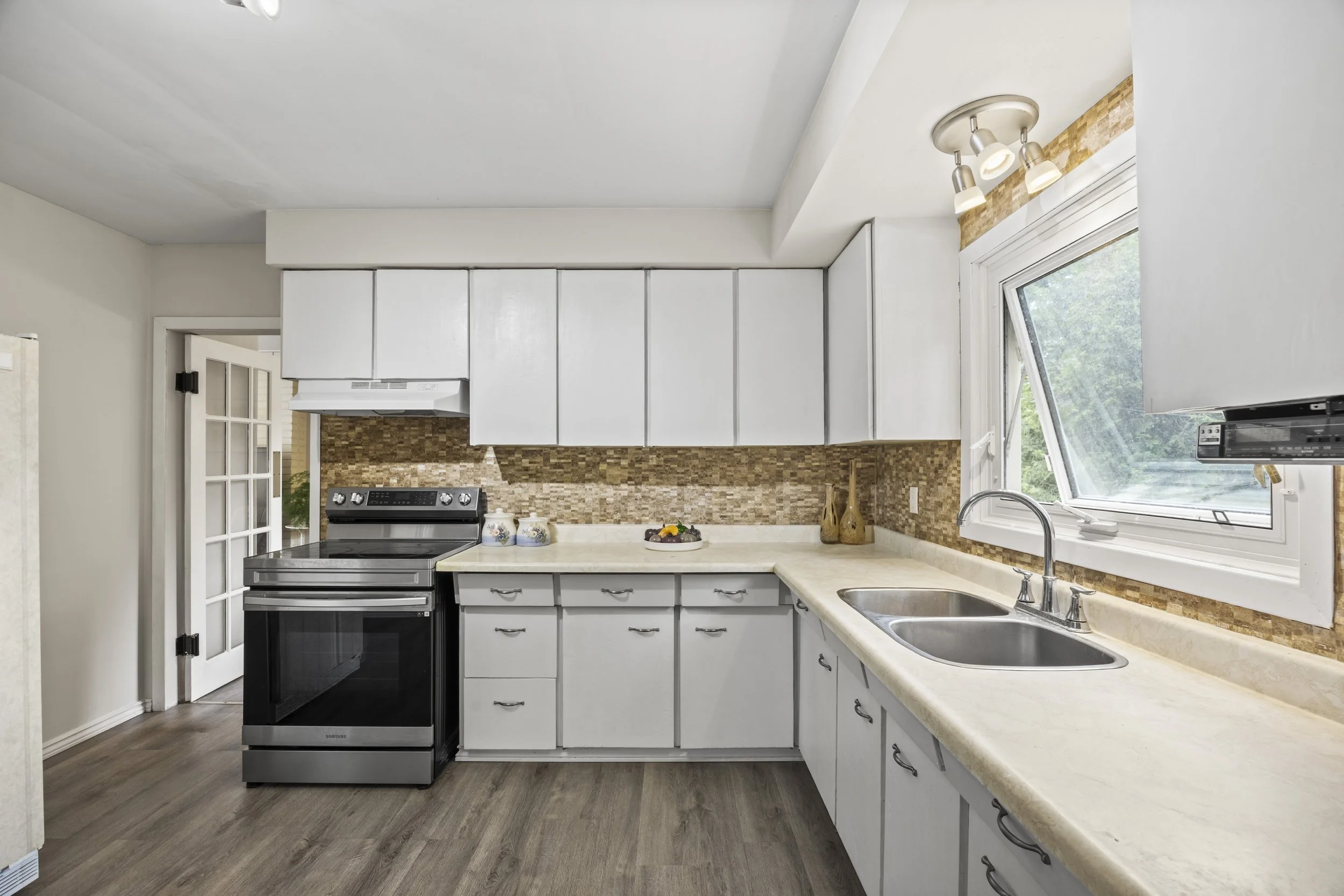 580 Salway St -18.JPG