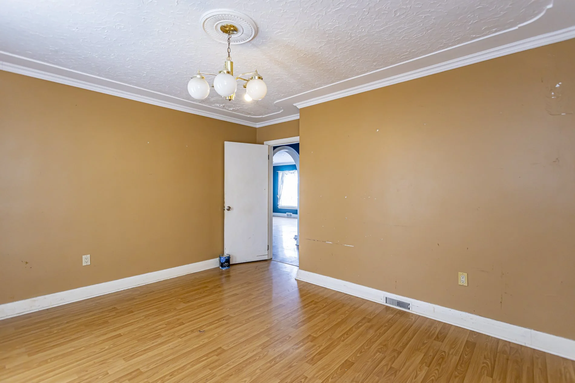 545 Commissioners Rd W_26.JPG