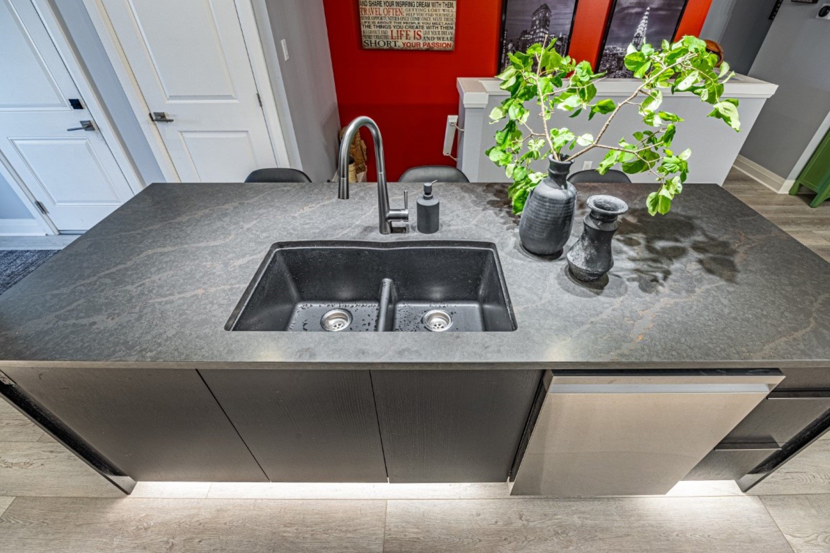 3229 Raleigh Cres-24.jpg