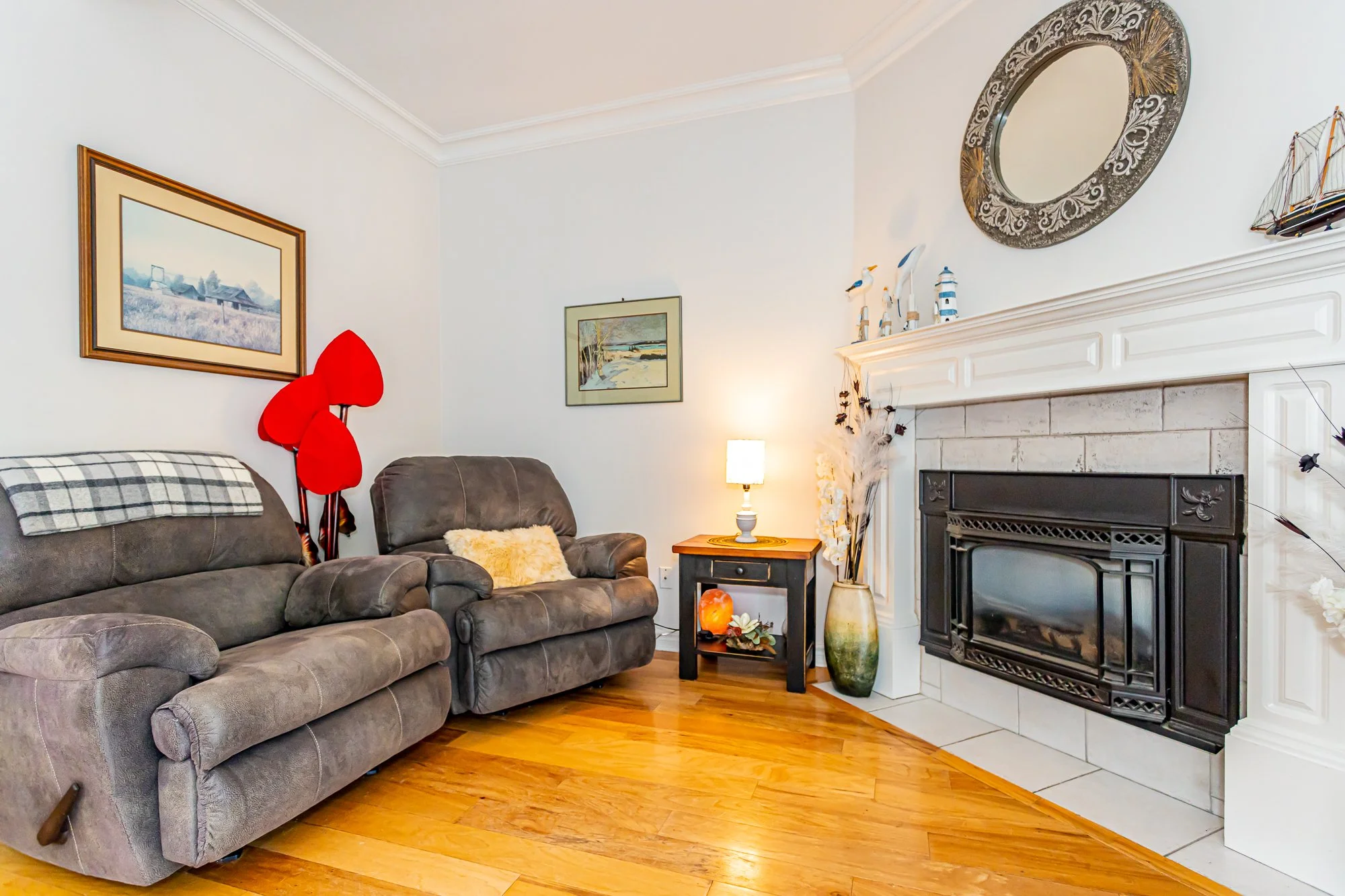 24-374 Front St-17.jpg