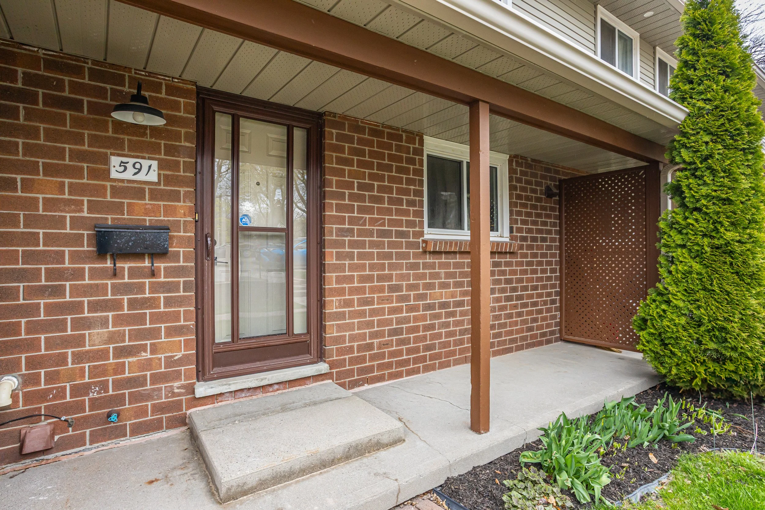 13-591 Griffith St-4.jpg