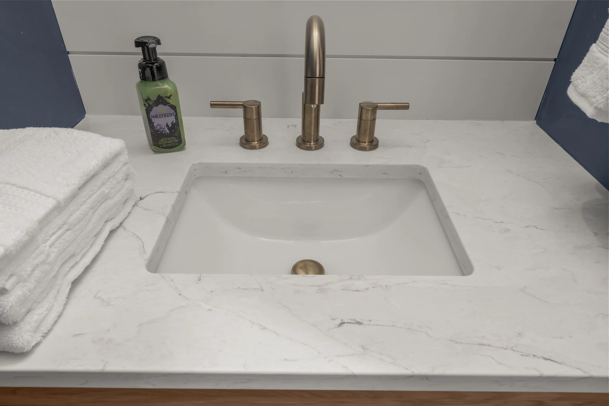 672 Clearwater Cres -22.JPG