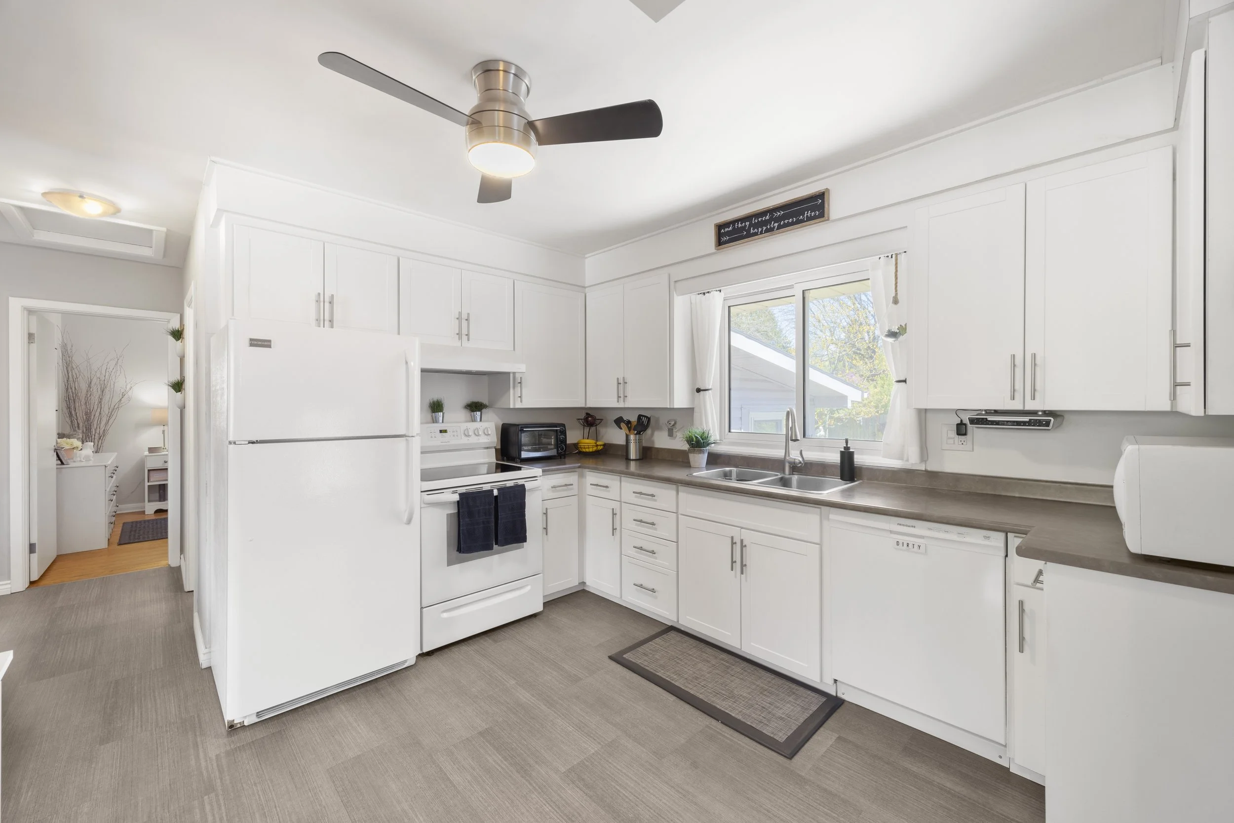 430 Magnolia Cres -15.JPG