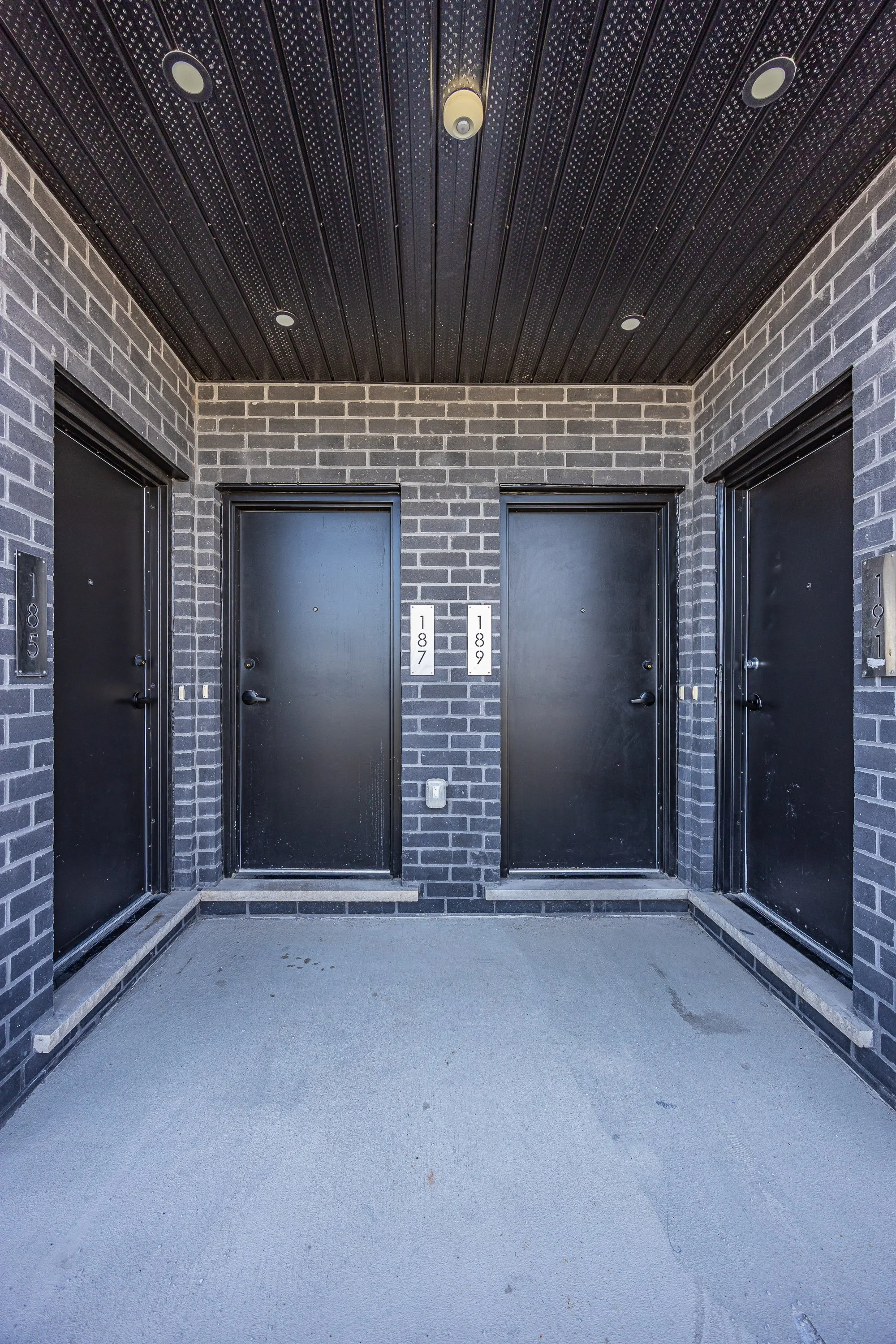 187-3900 Savoy St -04.jpg