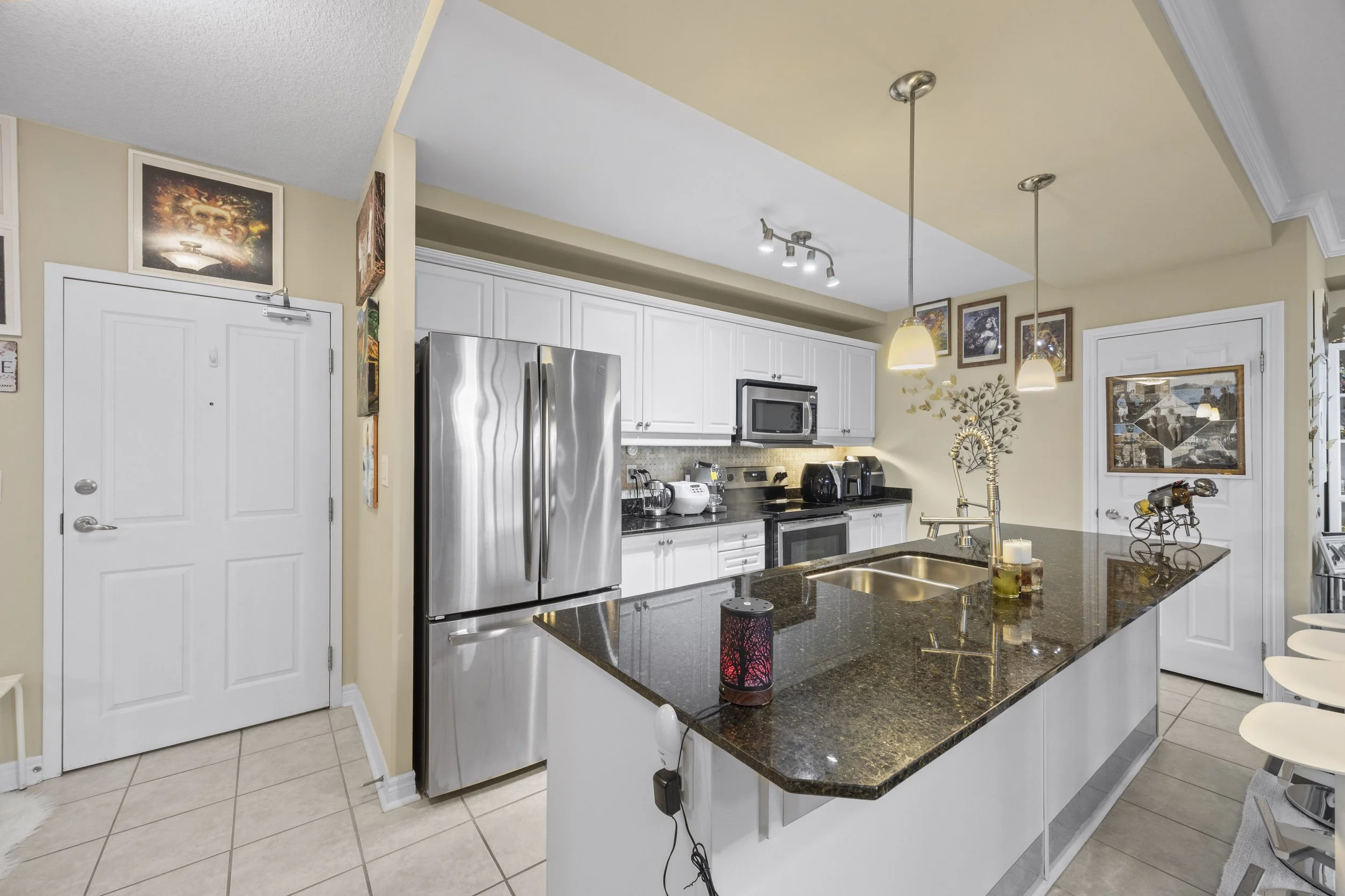 604-1030 Coronation Dr -09.JPG