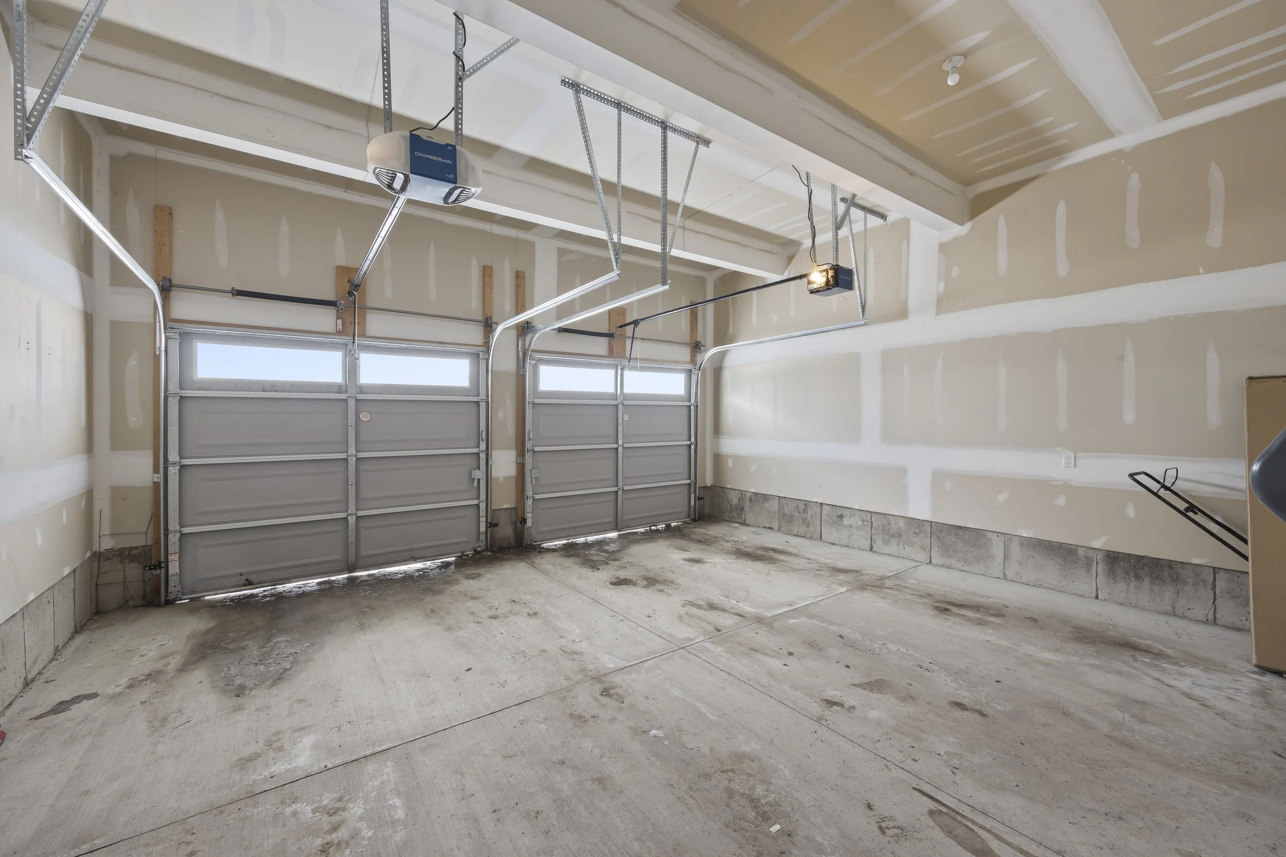 471 Sophia Cres -37.JPG