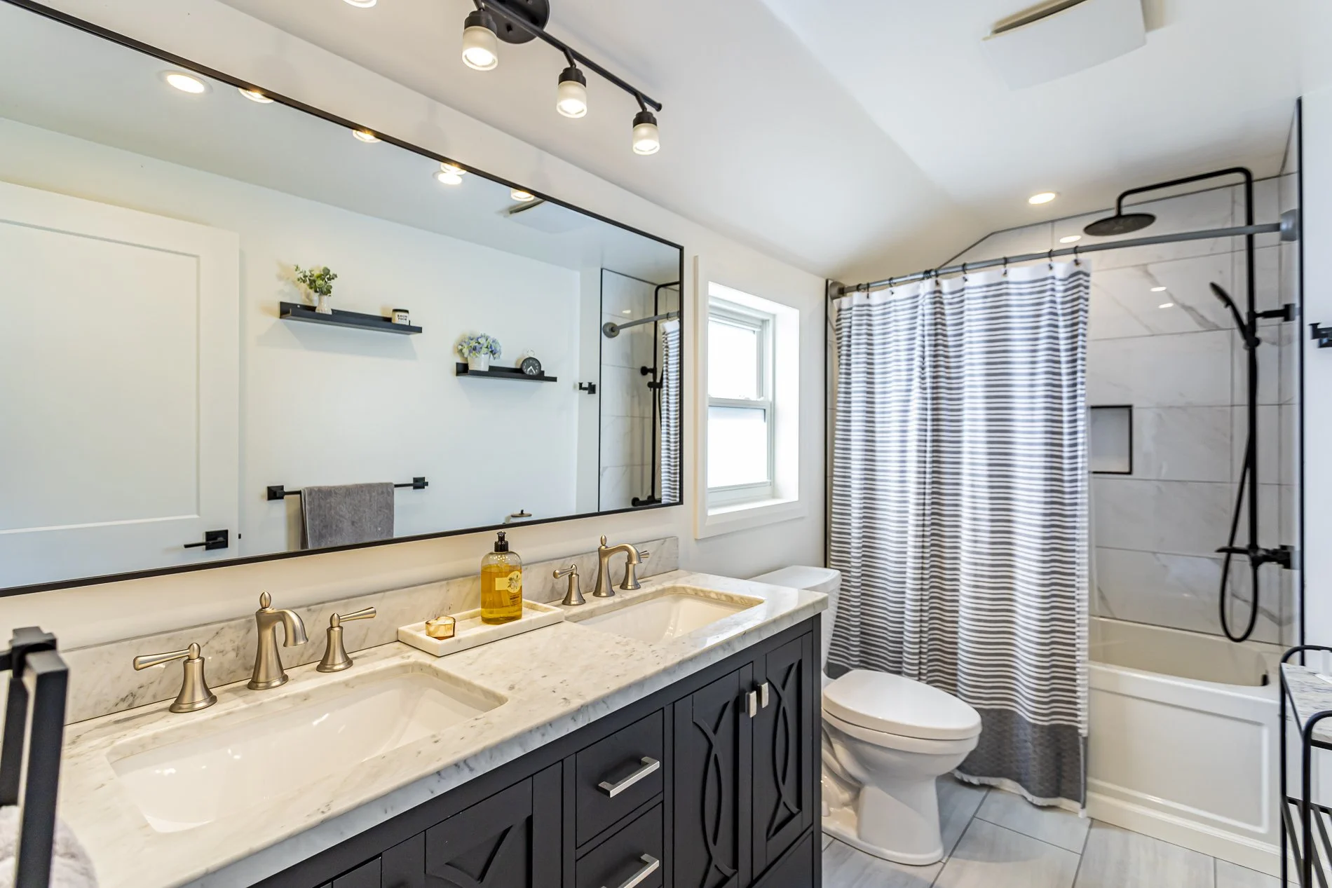 168 Ailsa Craig Main St_17.jpg