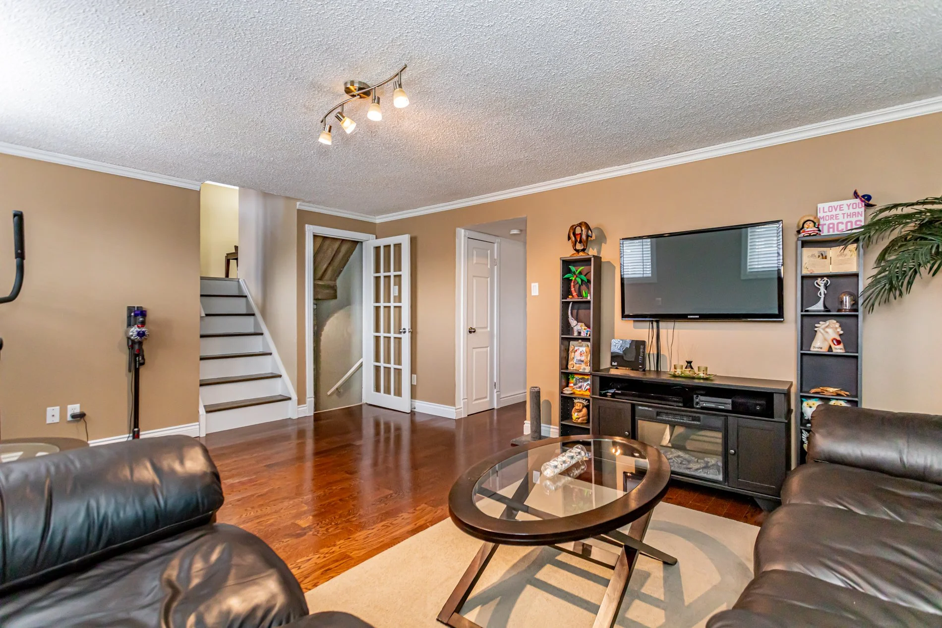 71 Clifton Cres-25.jpg