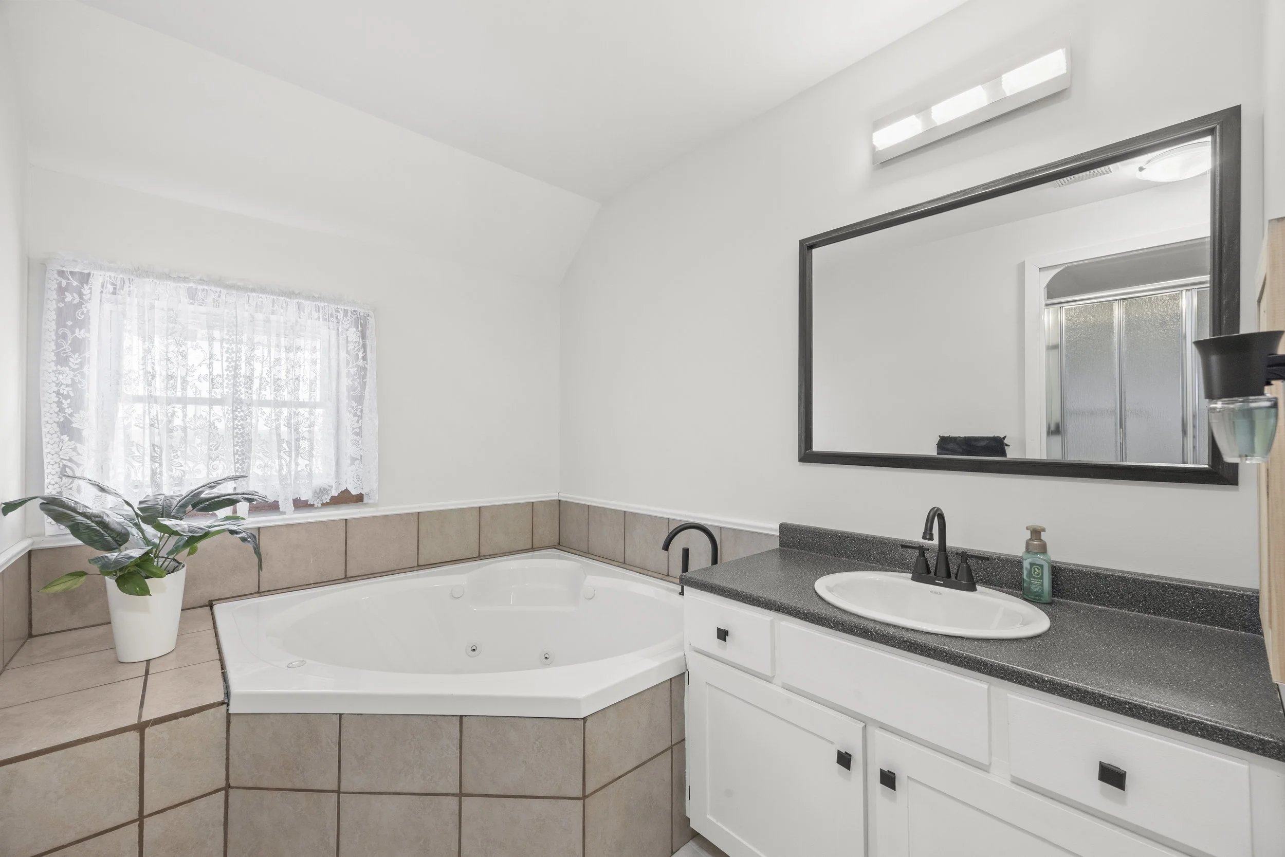 3229 Mcgillivray Dr -32.JPG