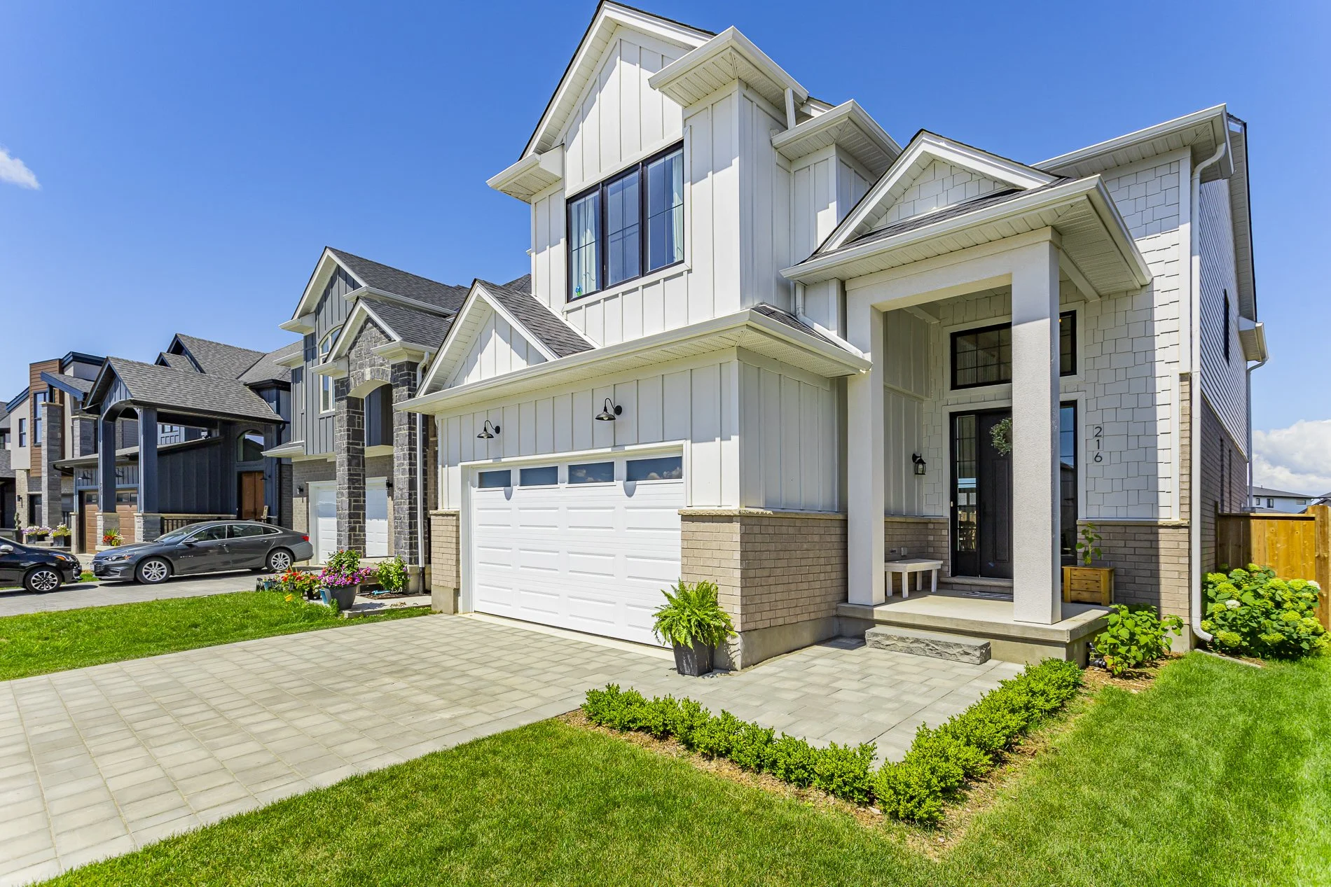 216 Crestview Dr_01.jpg