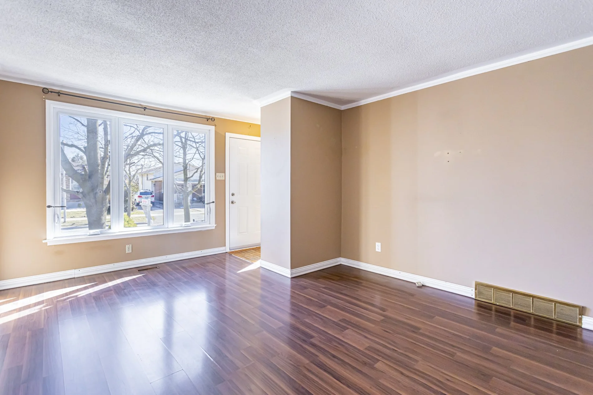 129 Nicholas Cres_15.jpg
