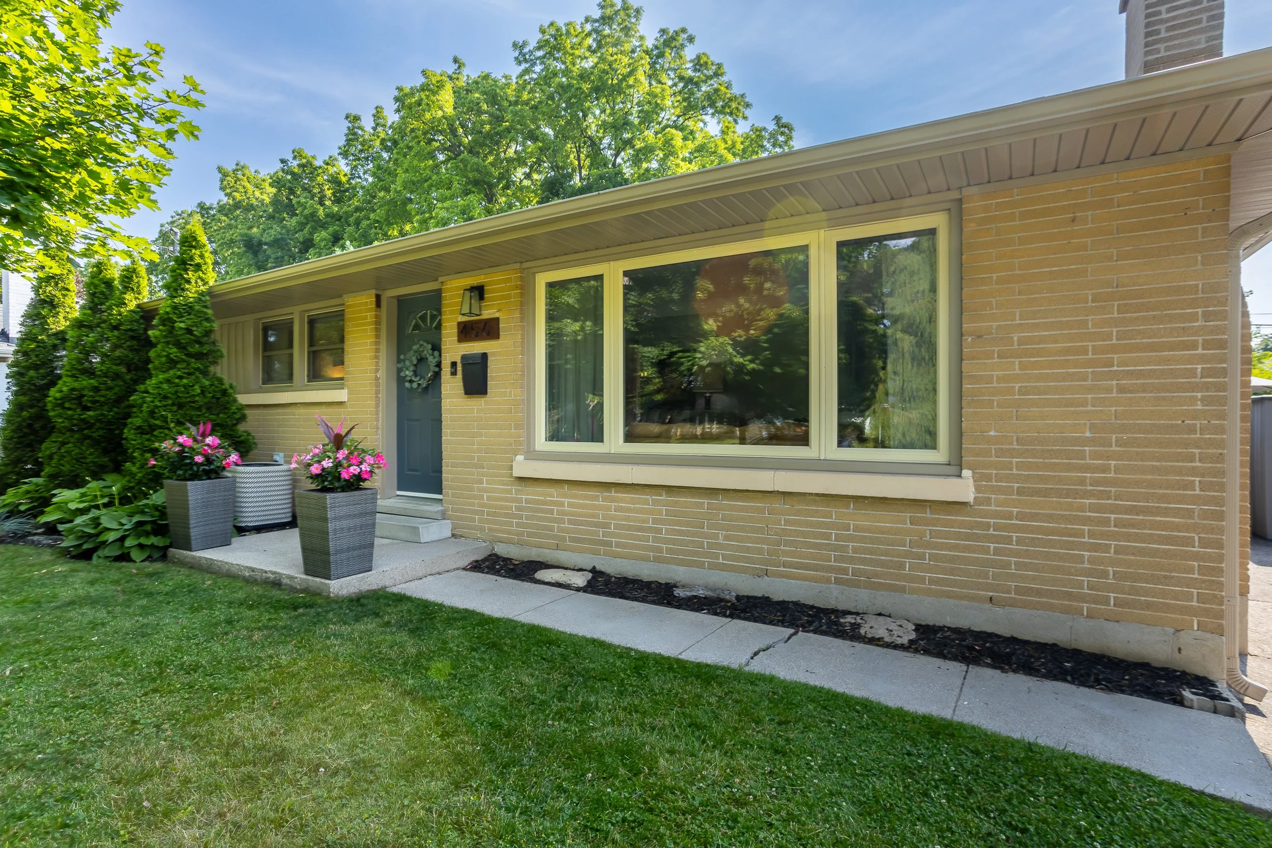 456 Jellicoe Cres-5.jpg