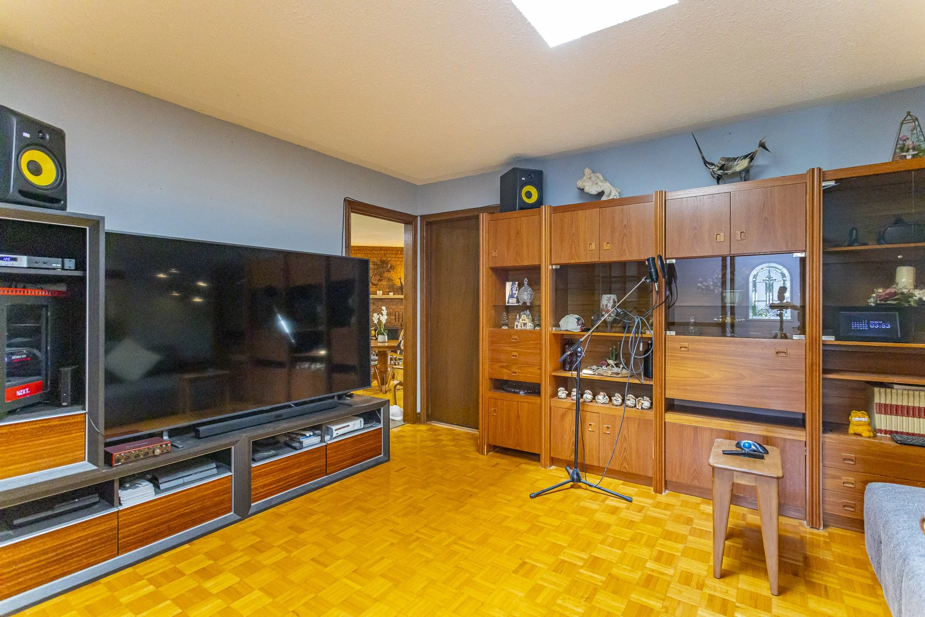 924 Dearness Dr_09.jpg