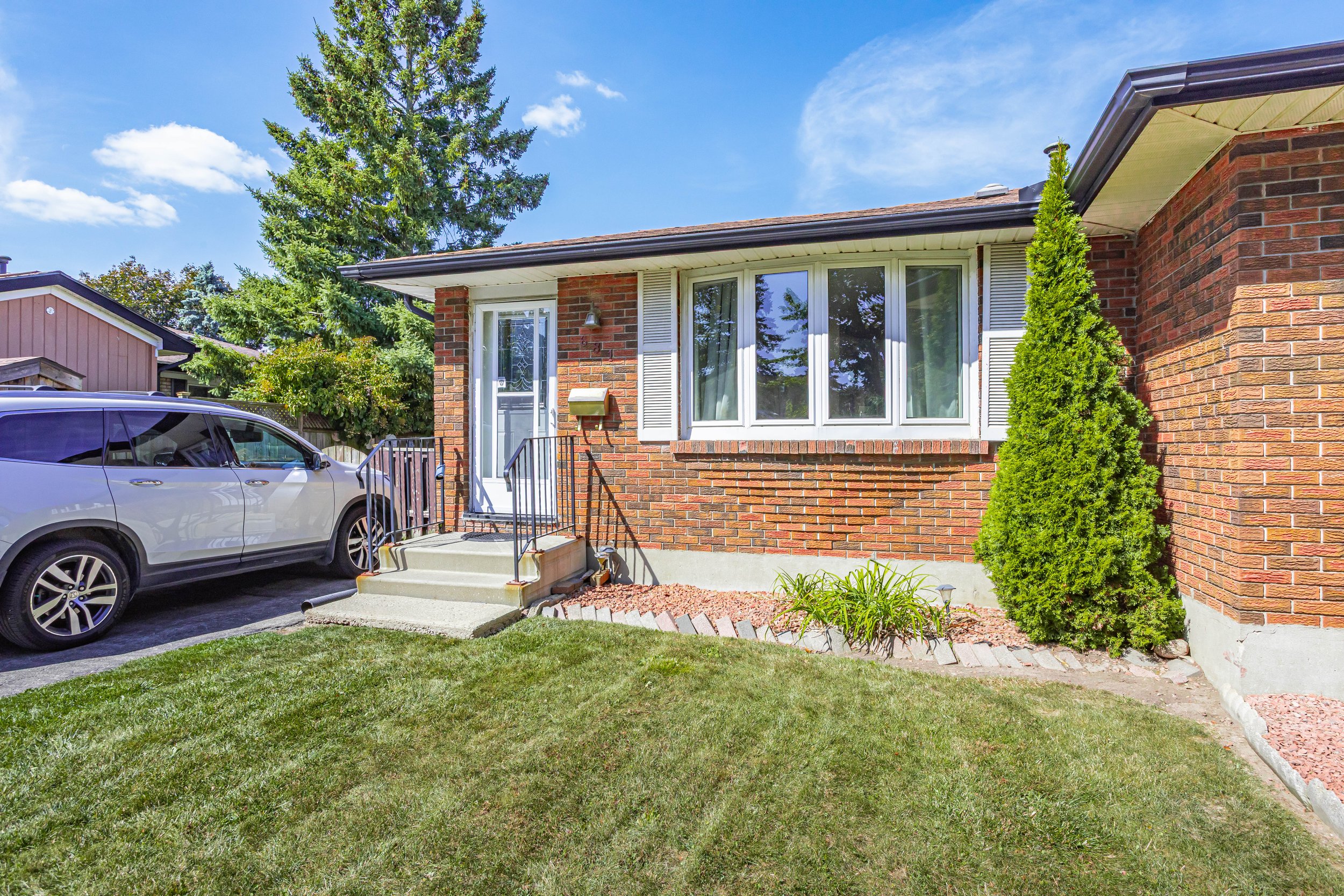 681 Ladybrook Cr - 04.jpg