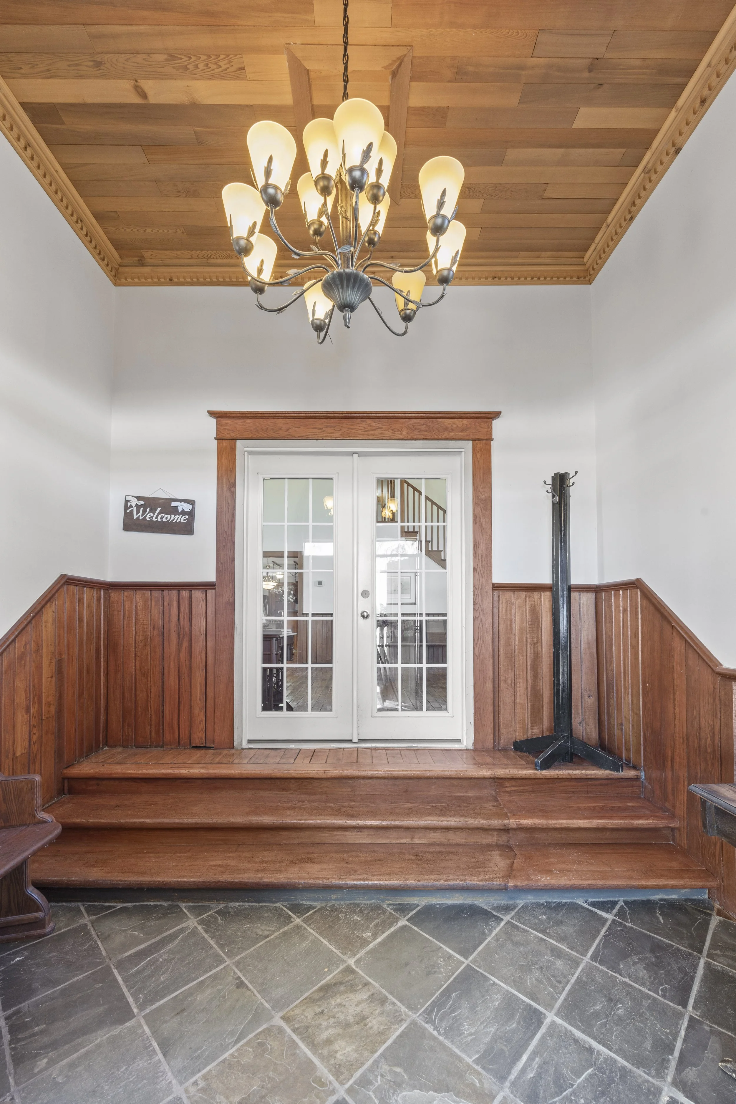 3229 Mcgillivray Dr -06.JPG
