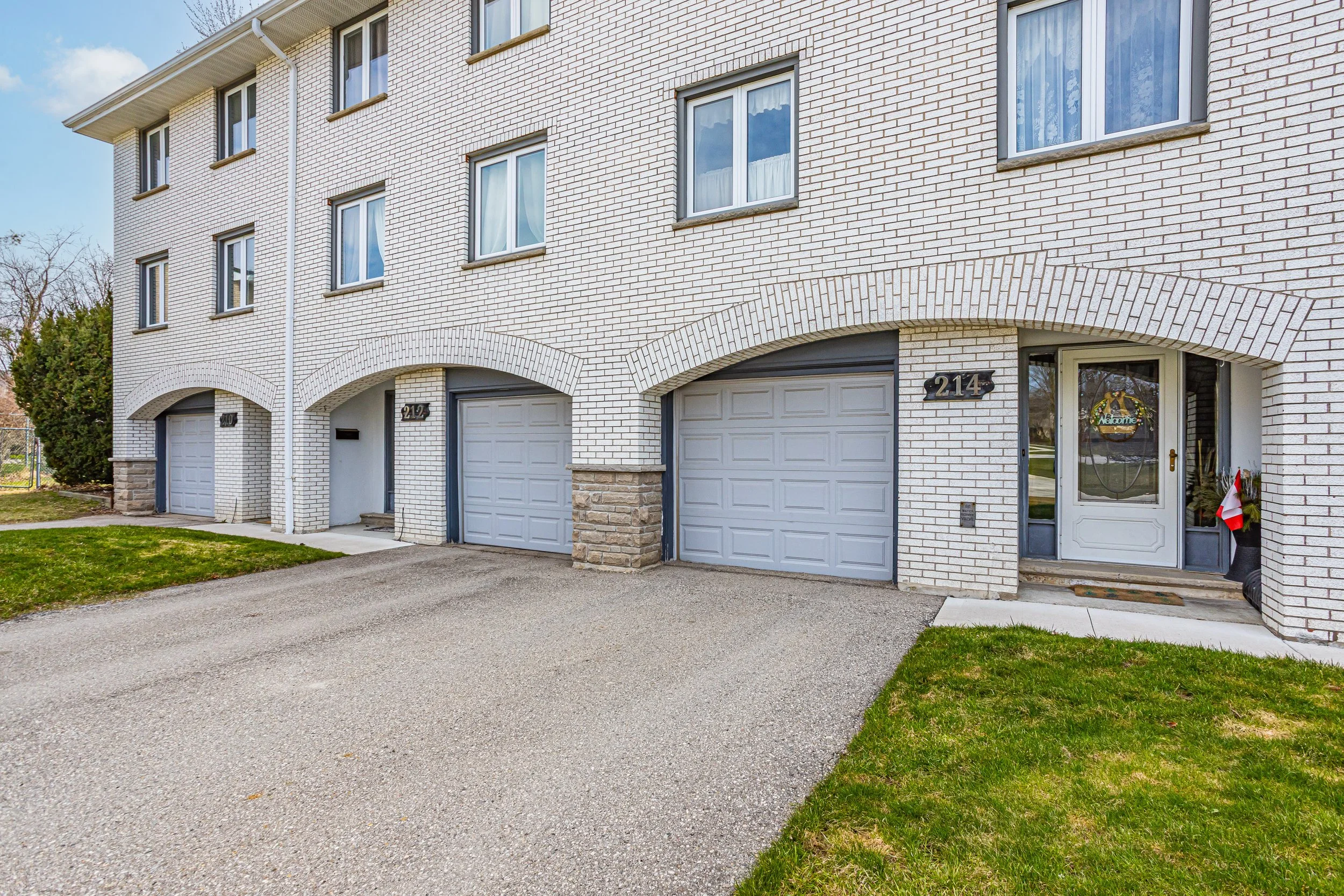 216 Homestead Cres-5.jpg