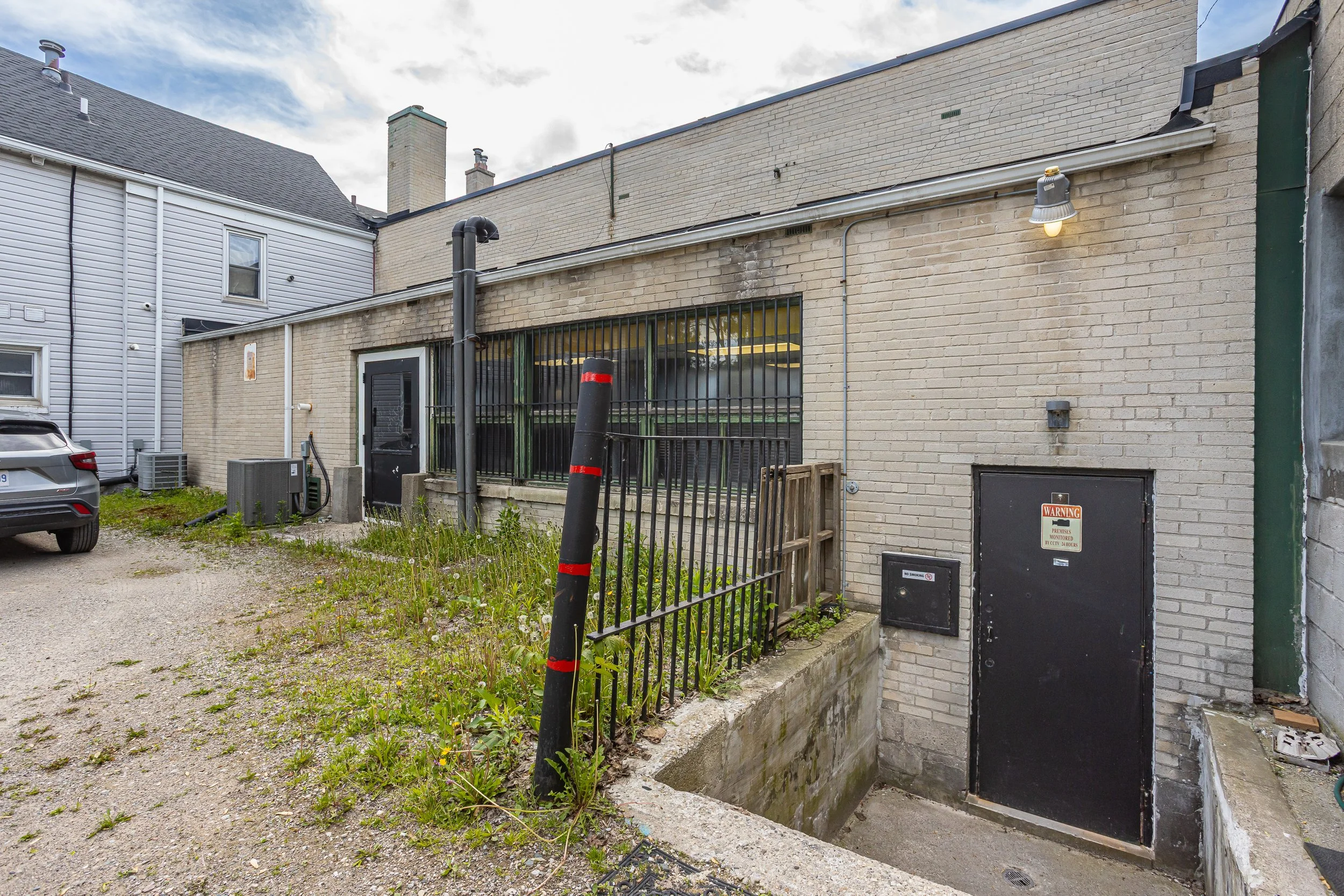 1068 Dundas St-10.jpg