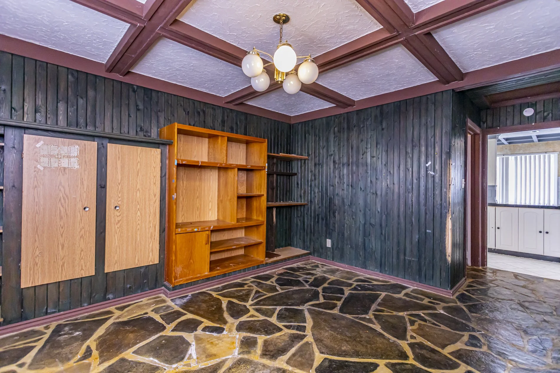 545 Commissioners Rd W_19.JPG