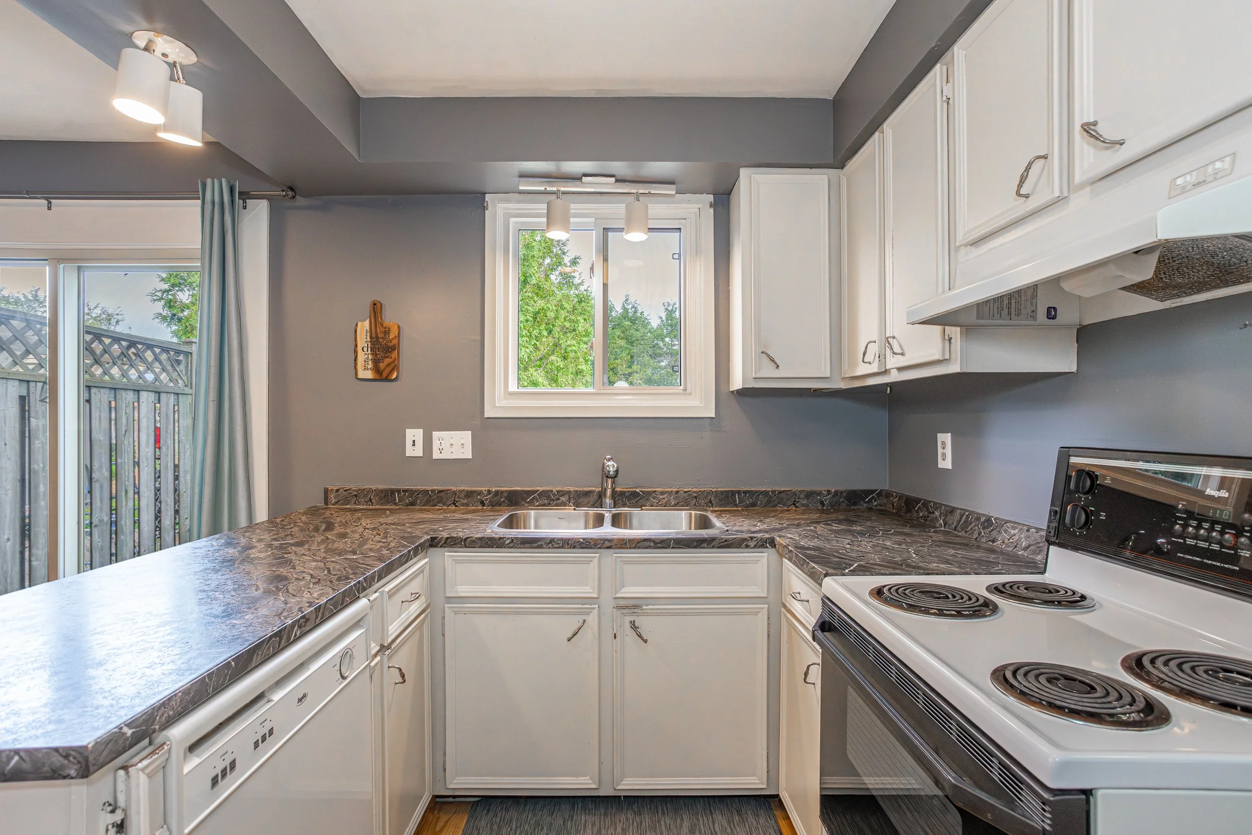 28 Rosamond Cres-12.jpg