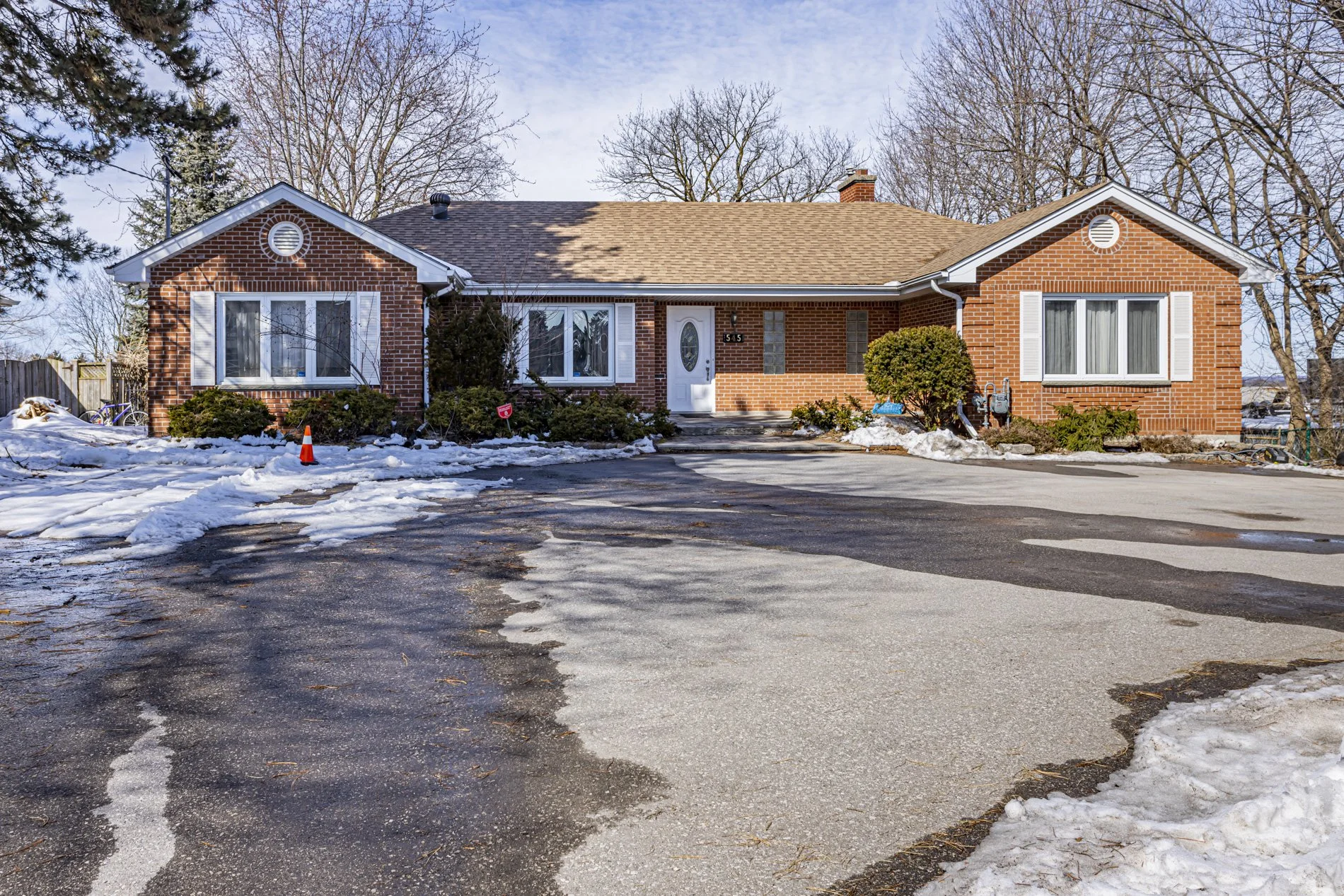 545 Commissioners Rd W_02.JPG