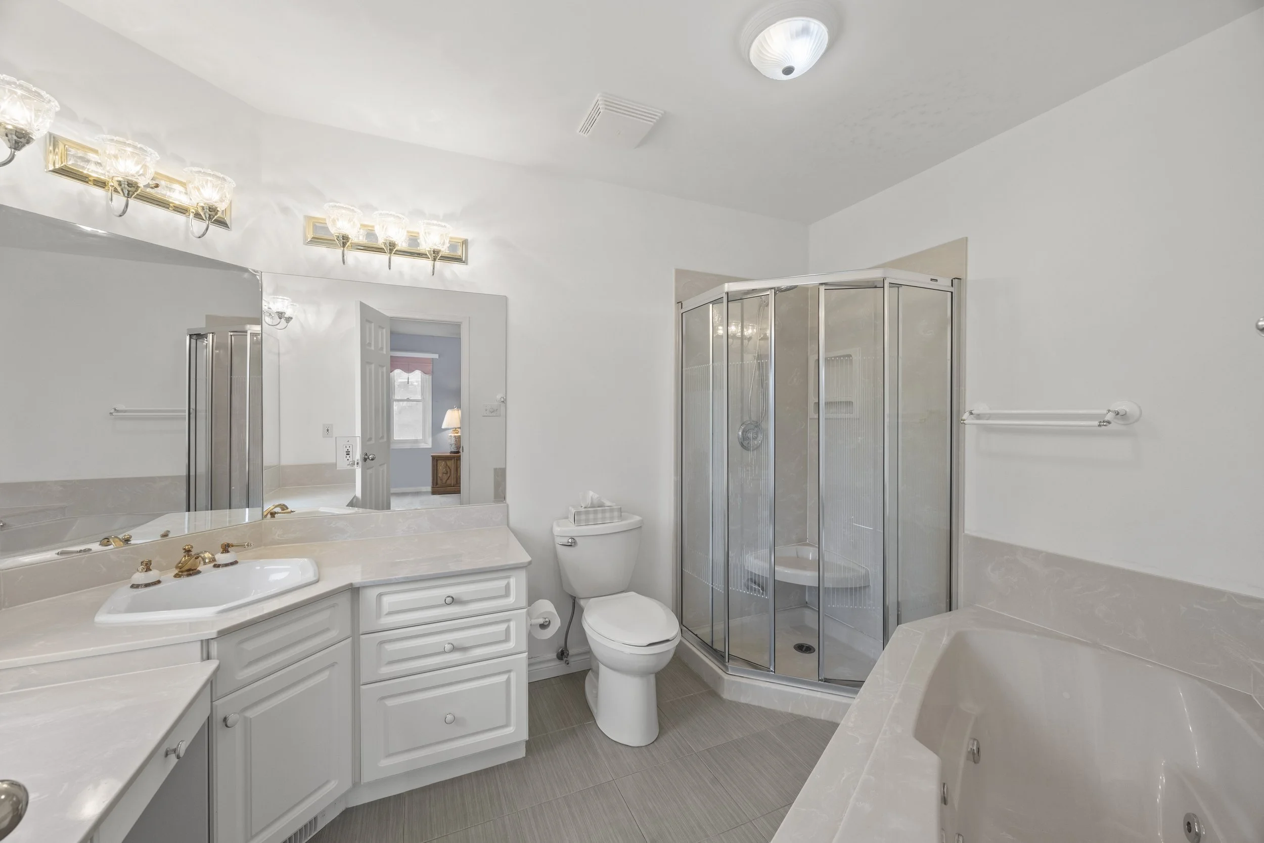 7069 Diane Cres -30.JPG