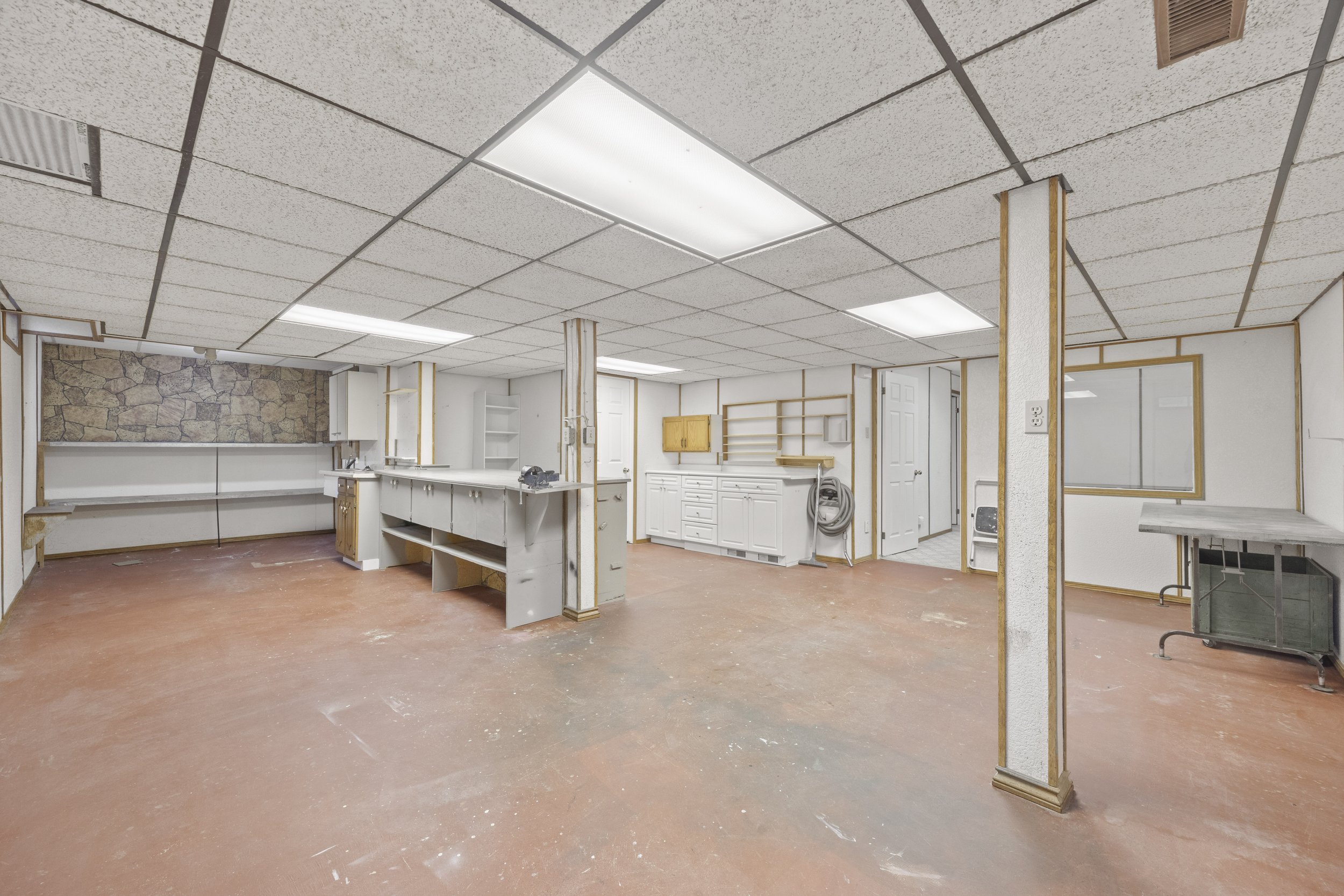 7069 Diane Cres -12.JPG