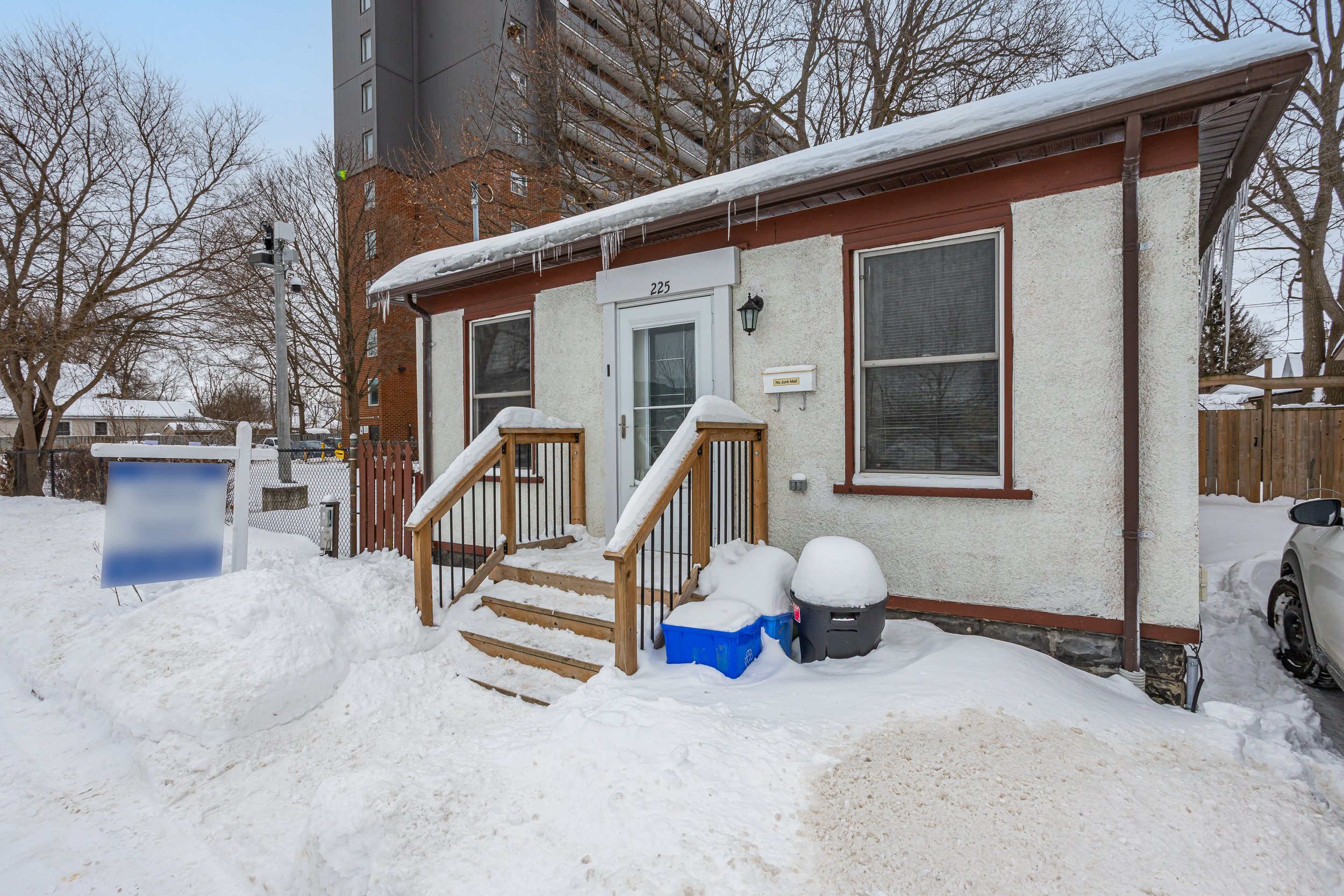 225 Simcoe St-3.jpg