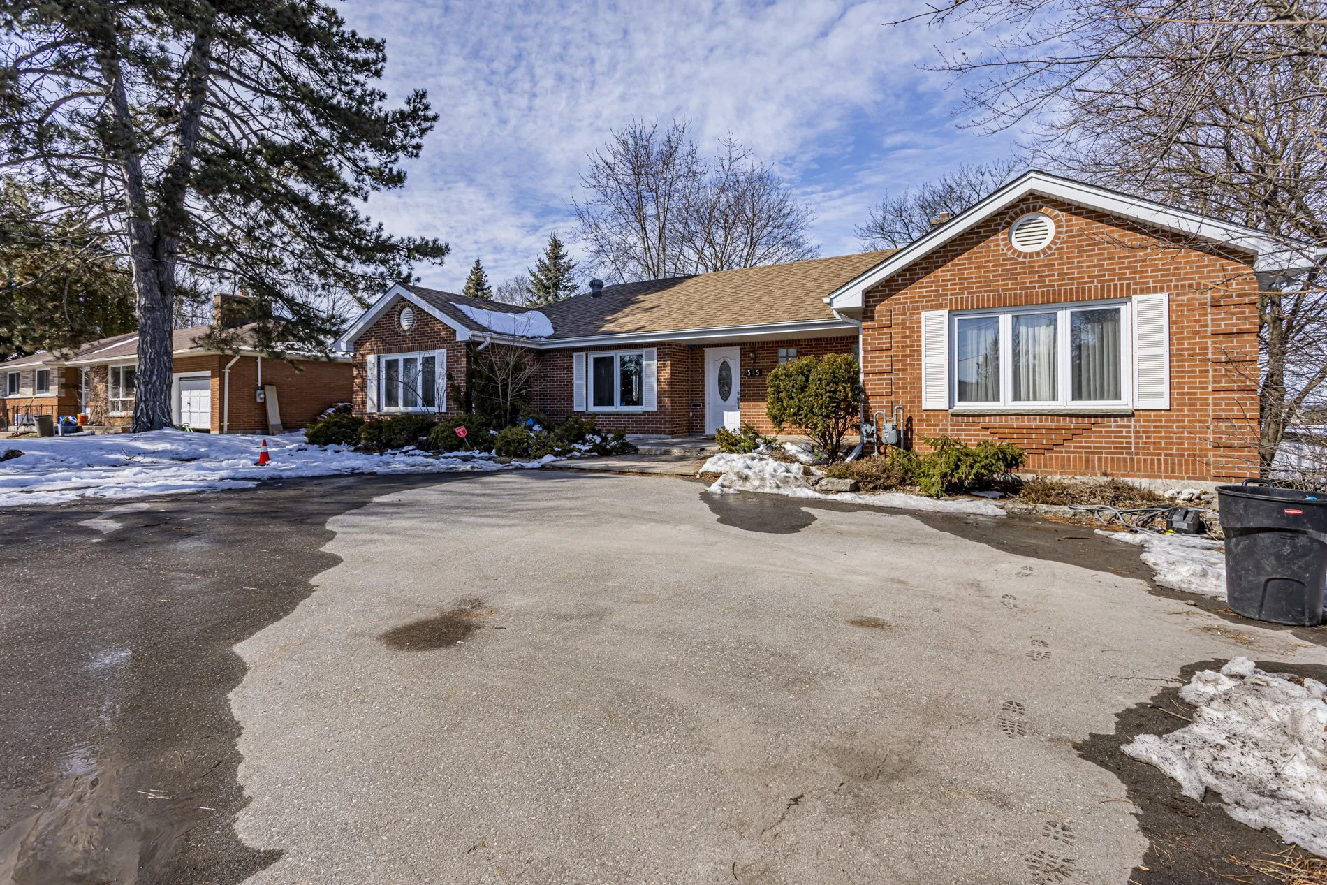 545 Commissioners Rd W_05.JPG