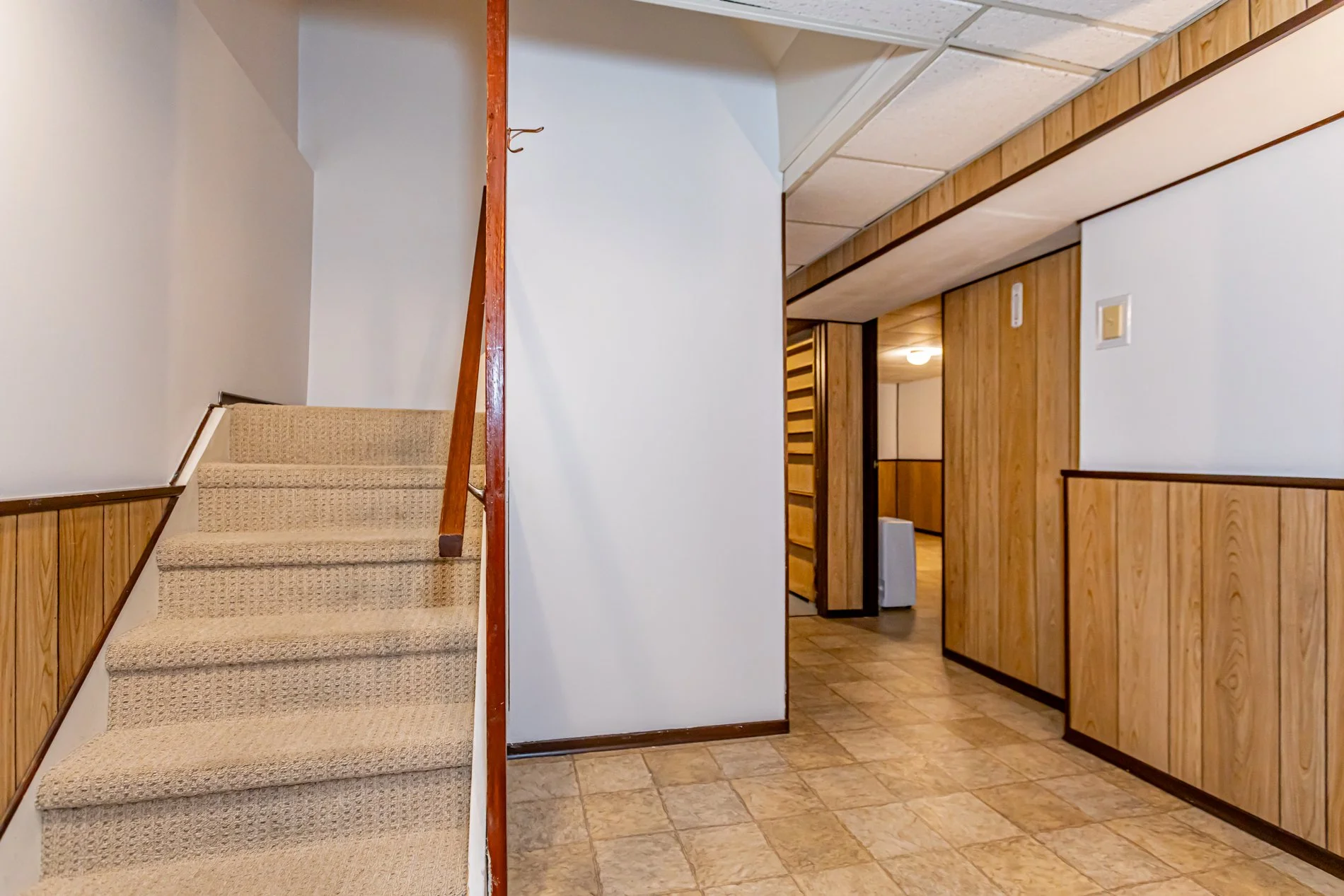 1-231 Windsor Ave-26.jpg