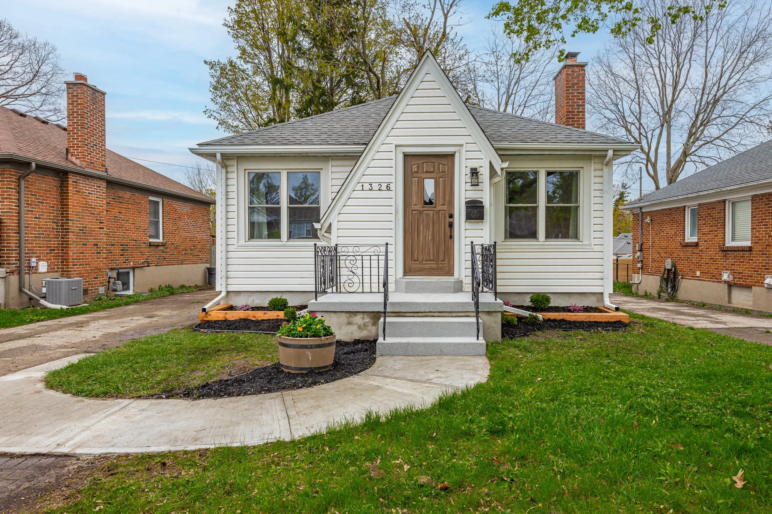 1326 Brydges St -02.jpg